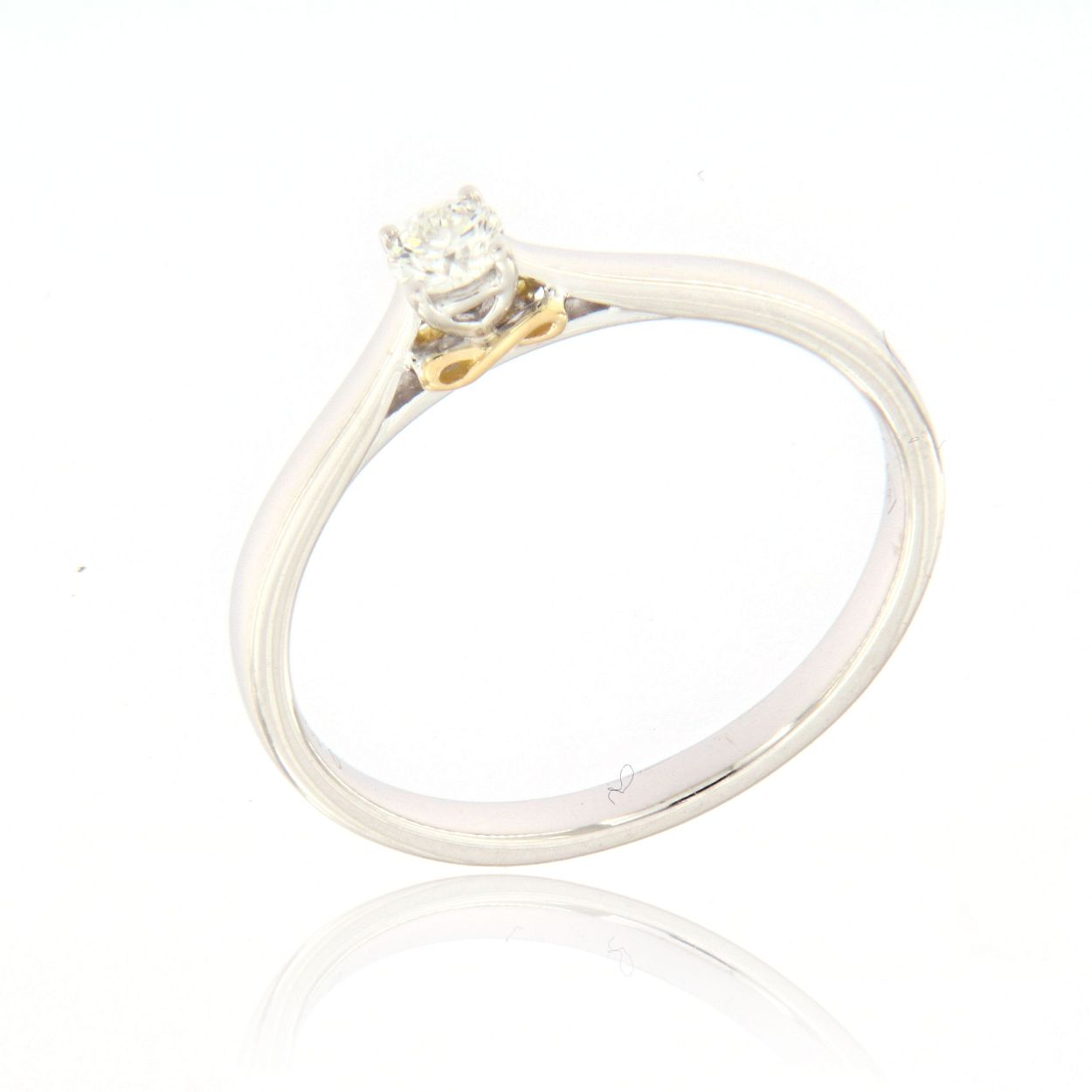 18kt witgouden verlovingsring met briljant van 0.12ct
leuk detail: het geelgouden infinity tekentje op de zijkant van de zetting