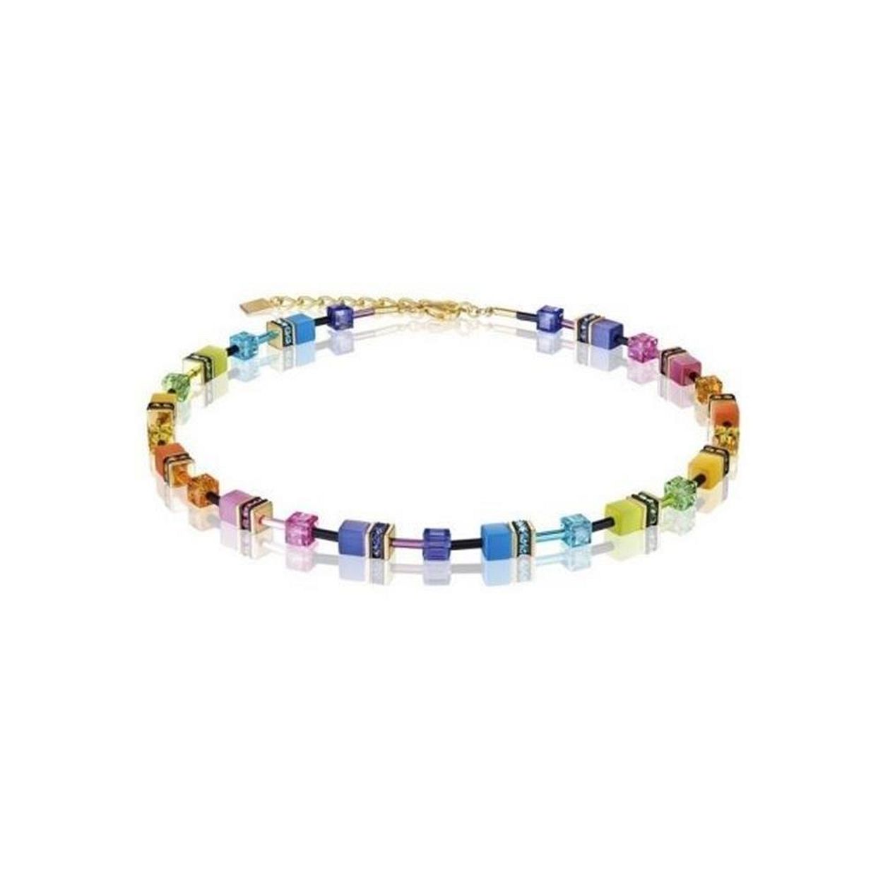 Een zeer elegante ketting van Coeur de Lion met verschillende felle kleuren en een gold-plated randje. Deze combinatie met een vleugje zwart maakt de ketting tot een prachtig geheel.

Coeur de Lion heeft een collectie ontworpen met allemaal blokjes, deze collectie noemen ze de GEOCUBE. De 2838/10-1573 behoord ook tot deze collectie. Het is een collier in de klassieke geometrische vormen van Coeur de Lion. Alles wat ze in elkaar zetten wordt in Duitsland met de hand gedaan! De ontwerpen met de juiste volgorde van kleuren en blokjes zijn zo uitgemeten dat de kettingen van Coeur de Lion prachtig vallen om een hals van een elegante dame.

De lengte van de ketting is 42 cm met 5 cm verlenging naar 47 cm. Een mooie gemiddelde lengte. Het basismateriaal van ketting 2838/10-1573 is gold-plated edelstaal. Een sterk materiaal. De overige materialen/vormen zijn gemaakt van Swarovski kristal, strass en synthetisch tijgeroog.
