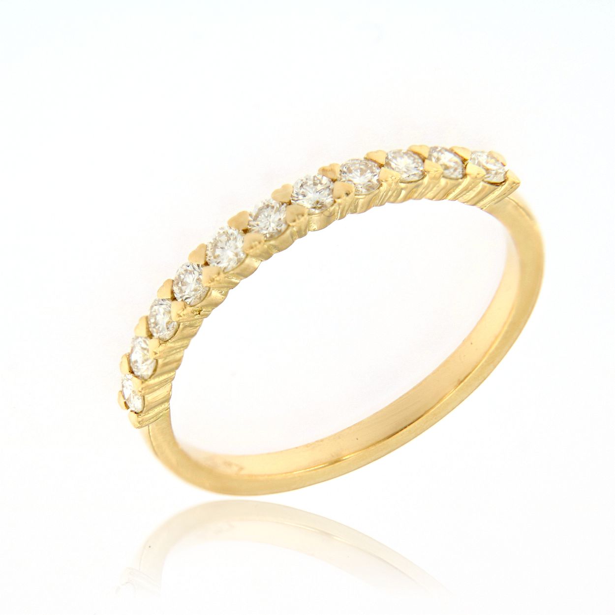Geel gouden 18 karaat ring harts-setting met 11 x 0.03ct briljant
een exclusiviteit van B-trendy