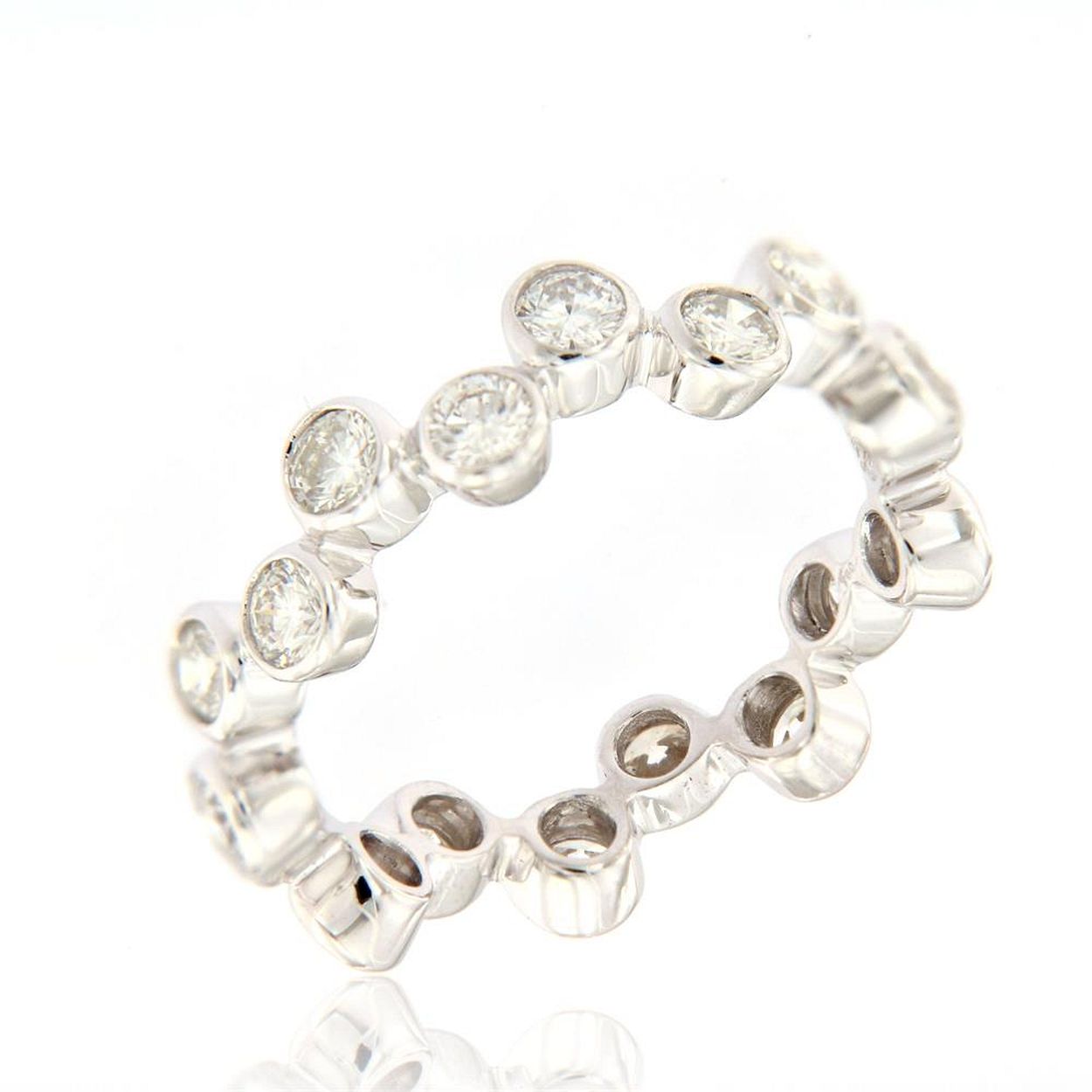Persoonlijk vind ik dit één van de mooiste trouwringen die ik ooit maakte. Met een totaal van 1.44ct aan diamant is dit ook één van de ringen met de mooiste diamant die we al hebben gezet.