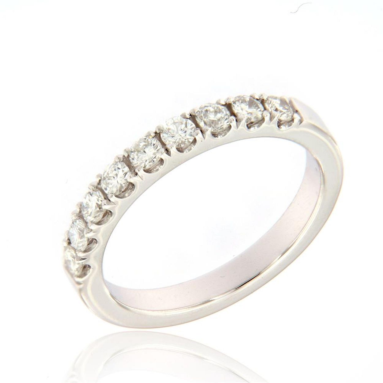 Mooie ring in wit goud 18kt met 0,54ct diamant (briljant geslepen)
door de stevige kasteelzetting zitten de stenen echt vast en hebben ze toch een fantastische schittering