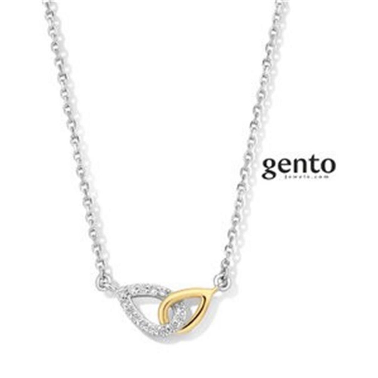 Zilveren ketting (42 cm) met bicolor (goud/zilverkleurige) vaste hanger.
Bijhorende oorstekers ook verkrijgbaar.