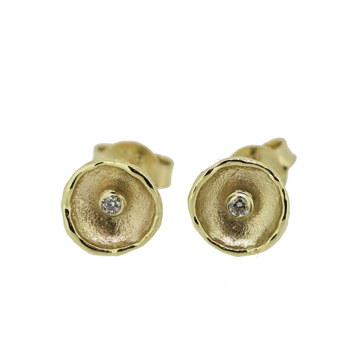 Oorsteker gemaakt van 14 karaat goud met middenin een diamant van 0.03CT I1/HI.