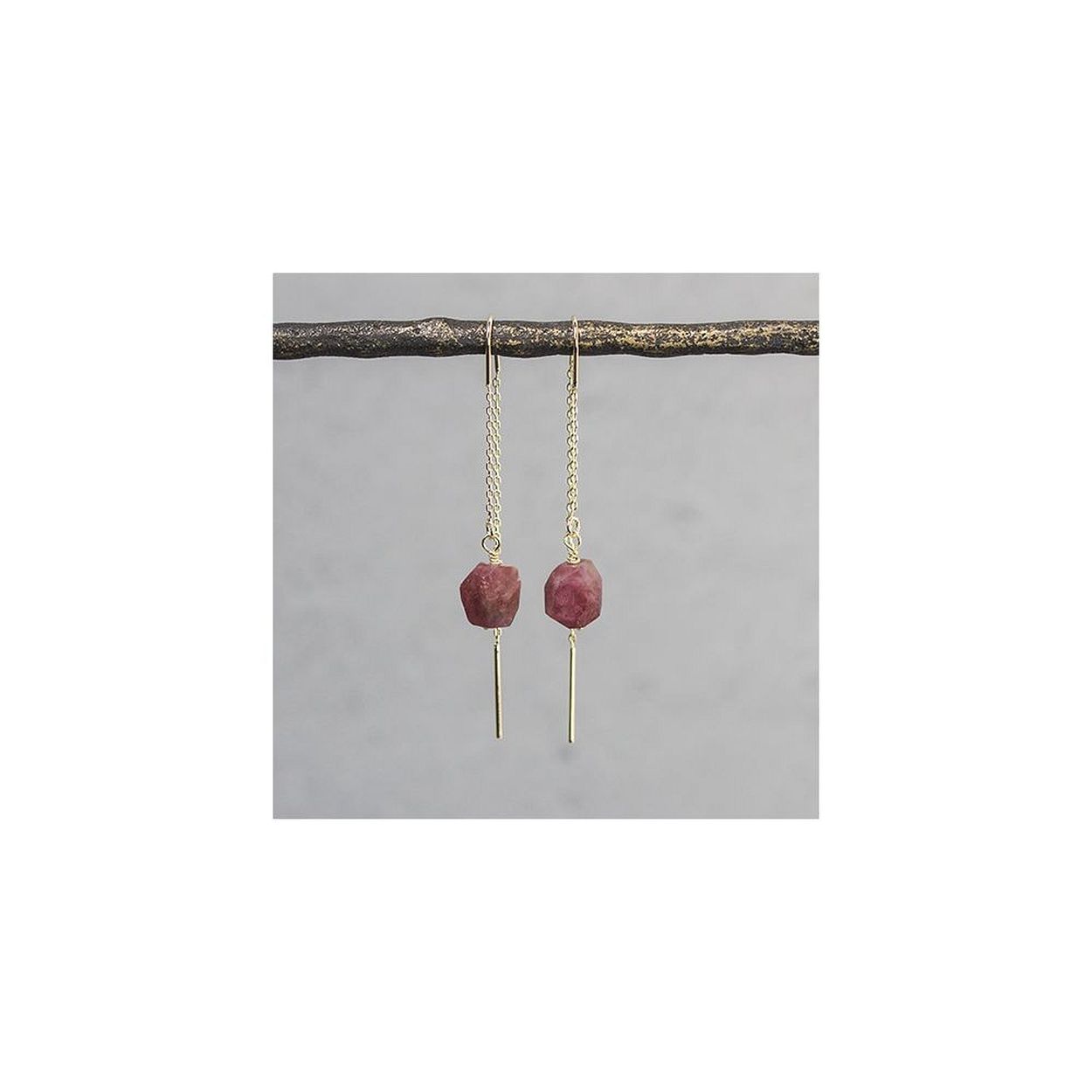 Deze prachtige doortrek oorhanger is gemaakt van verguld zilver en heeft een schitterende roze tourmalijn steen. De oorhanger is stijlvol en tijdloos, perfect voor elke gelegenheid. Draag deze oorhanger los voor een subtiele look of combineer hem met andere oorbellen voor een trendy effect. Een must-have voor elke sieradencollectie!
