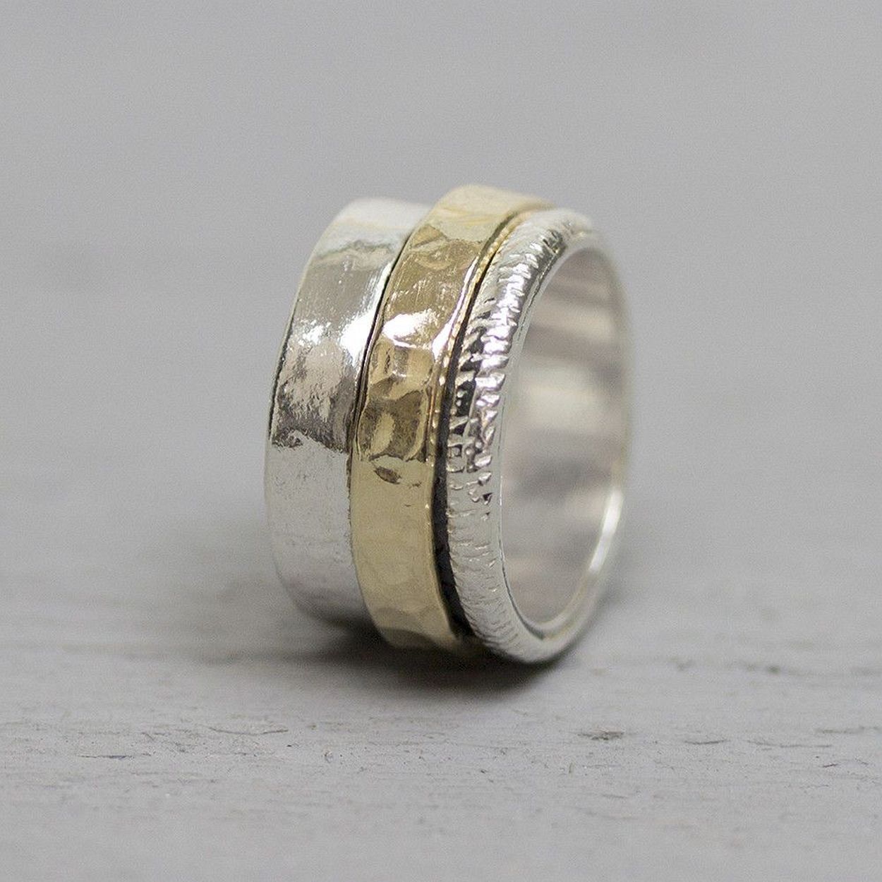 Ring gemaakt van 925 sterling zilver met goldfilled. Deze ring heeft door de brede goldfilled band in combinatie met het zilver een 'cool' karakter.
