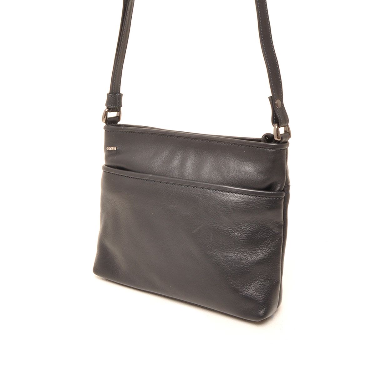 Nieuw compact rits tasje in de bekende Soft uitvoering. Ondanks het handzame formaat is de tas voorzien van heel veel opberg vakken. Een ritsvak over de achterzijde, de gehele voorzijde en eentje aan de binnenkant. De tas sluit lekker veilig met een bovenrits. Het tasje is lekker plat maar door de kleine bodem toch ruim genoeg om je spulletjes veilig op te bergen. De lange schouderband is traploos in lengte te verstellen en geschikt om zowel "cross-over" als over een schouder te dragen. Super-elegant in heel donkerblauw uitgevoerd.

Hoogte	16 cm. hoog
Breedte	21 cm. breed
Width: 21 cm / Height: 16 cm