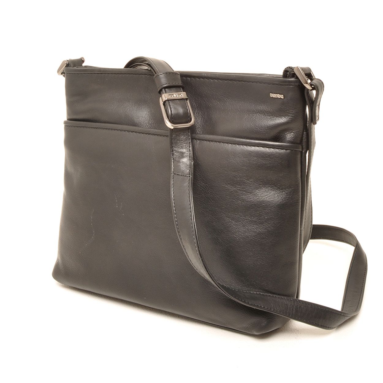 De eigenschappen van deze leren crossbody zijn:

- sluiting door middel van bovenrits
- ritsvak aan gehele voorzijde
- ritsvak aan binnenkant
- bijgeleverde schouderband
- boterzacht kalfsleer

Afmetingen:
26 cm breed x 23 cm hoog