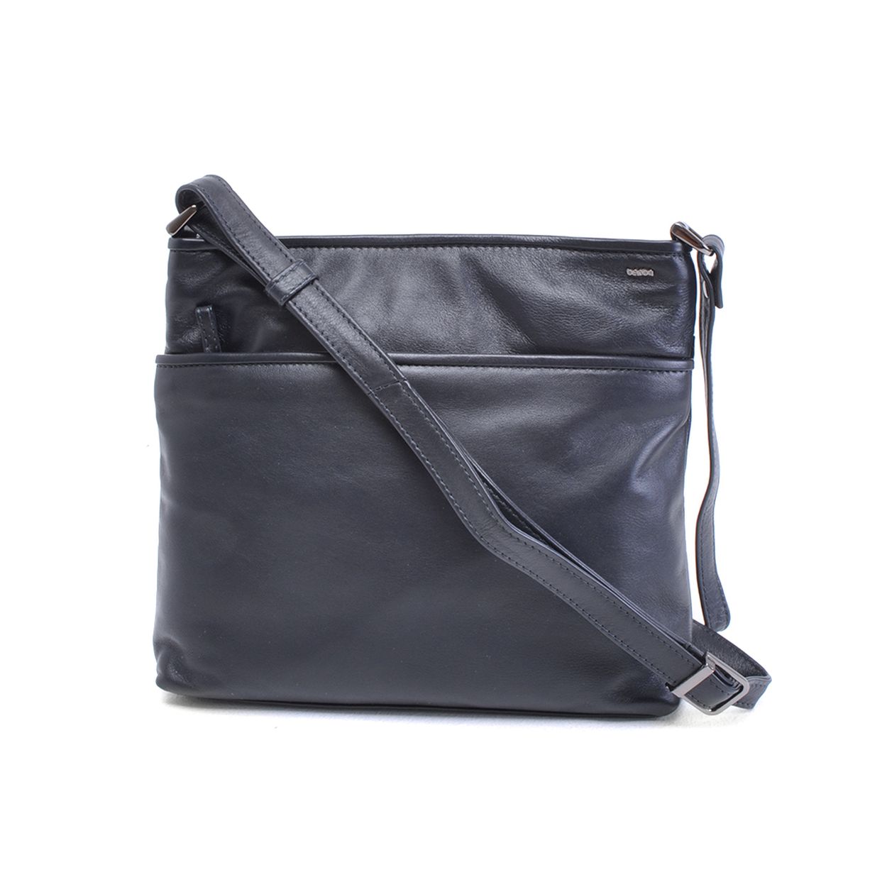 De BERBA Soft Crossover Navy heeft een verstelbare schouderband, ritsvak aan de voorkant en steekvak aan de achterkant. De tas is gemaakt van hoogwaardig leer en heeft een compact formaat, ideaal voor dagelijks gebruik. Draag de tas diagonaal over het lichaam voor een trendy look. Een perfecte aanvulling op elke outfit!

Hoogte	23 cm. hoog
Breedte	26 cm. breed