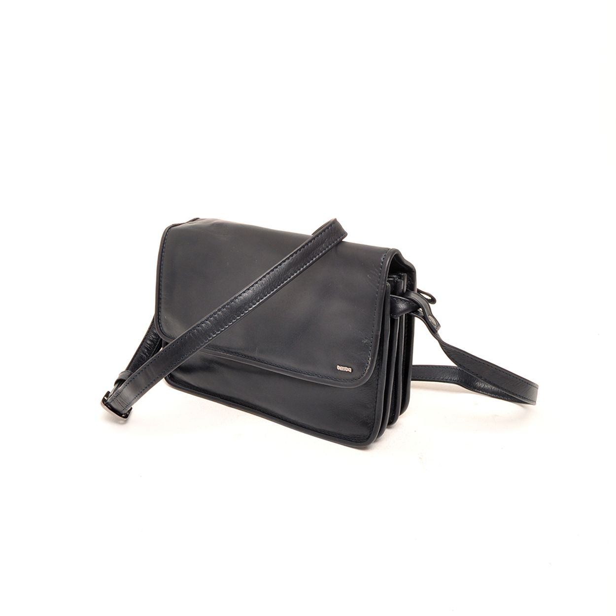 Deze BERBA soft klep tas heeft een lichtgewicht en duurzaam ontwerp, met ruime opbergmogelijkheden en een stijlvolle uitstraling. De tas kan op meerdere manieren gedragen worden, als handtas, crossbodytas of schoudertas. Combineer het met elke outfit voor een vleugje elegantie. De perfecte toevoeging aan je tassen collectie! Bestel nu en geniet van de veelzijdigheid van deze prachtige tas.
Hoogte	17 cm. hoog
Breedte	23 cm. breed