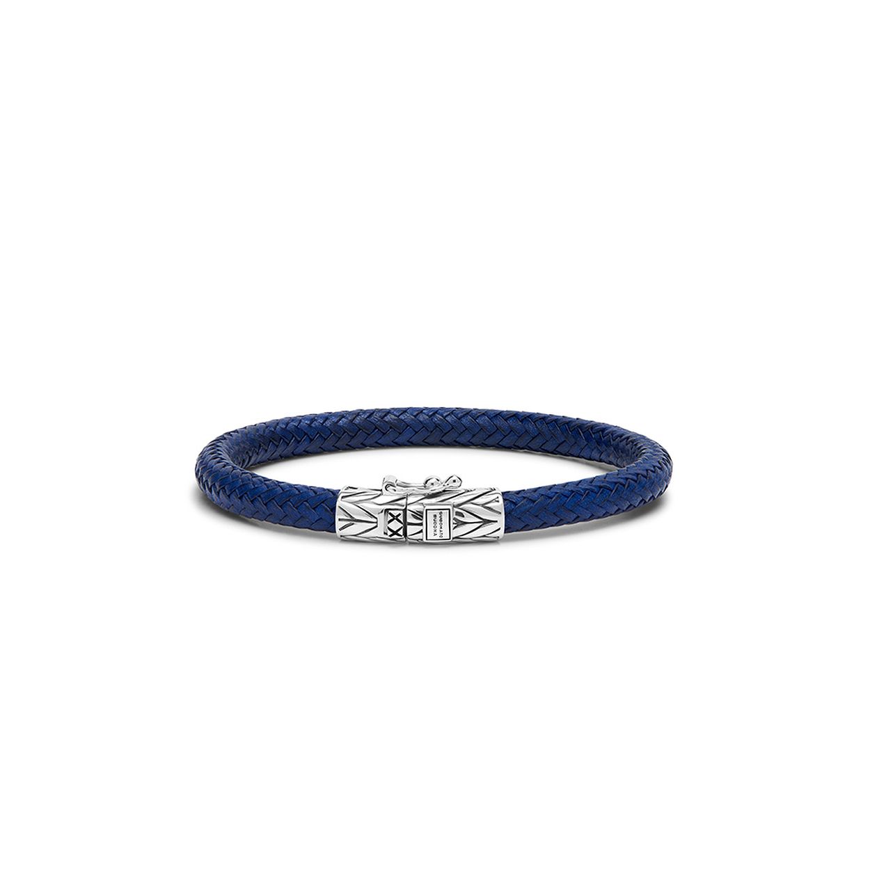 De Navy Ellen Leer Amrband is de eerste leren toevoeging aan onze Ellen familie. Dit krachtige ontwerp toont een naadloze mix van leer tot gerecycled zilver in de Ellen-schakel. Als een van de meest verfijnde en subtiele schakels in onze collectie straalt de Ellen-familie schoonheid en kracht uit. Voor de perfecte match combineer je de leren marine blauwe Ellen armband met de Ellen blauwe tijgeroog steen sieraden. Haar tijdloze design maakt de armband perfect voor dagelijks gebruik en haar kwaliteit zorgt ervoor dat het nog vele jaren een geliefd onderdeel van jouw sieraden collectie zal blijven. 