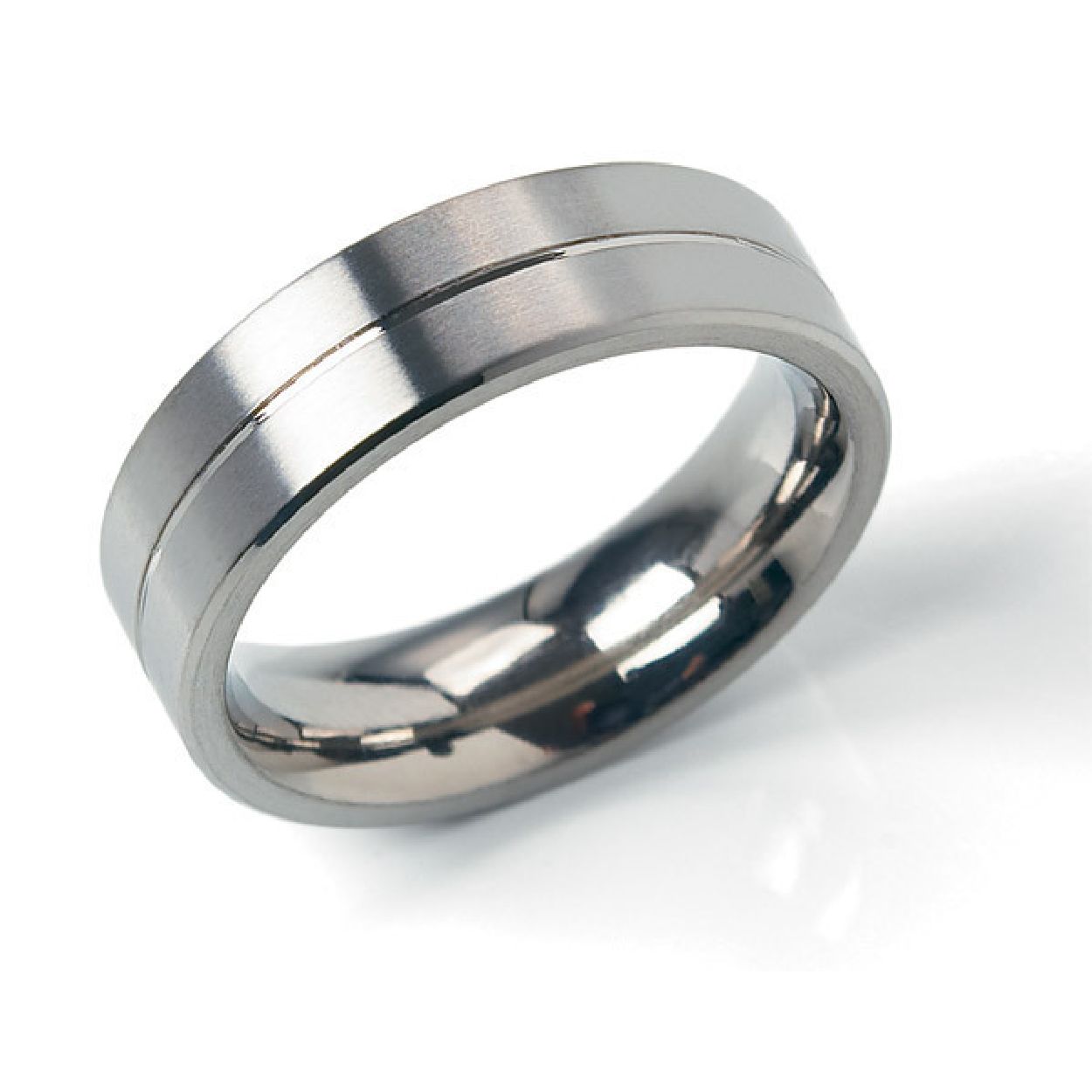 Boccia Titanium 0101-22
Deze gematteerde ring van Boccia Titanium heeft een glanzend accent. De ring is 6mm breed. 

HET MERK
Boccia Titanium is het titanium merk van Nederland, dat zijn oorsprong in Duitsland vindt en is opgericht in het jaar 1992. Ontwikkeld door internationale ontwerpers. Alle titanium componenten van de BOCCIA TITANIUM collectie zijn gemaakt van 99,7% puur titanium; het bijzondere materiaal. Alle titanium componenten van de BOCCIA TITANIUM collectie zijn gemaakt van 99,7% puur titanium; het bijzondere materiaal. 

SPECIFICATIES
- Puur titanium
- Gematteerd met een glanzend accent
- Bolle binnenkant
- 6mm breed