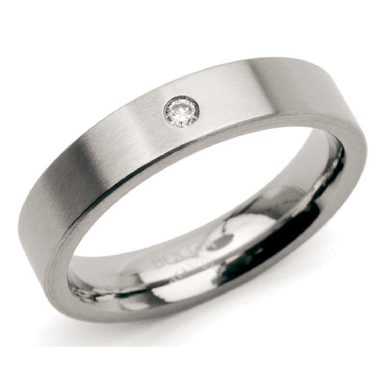 Boccia Titanium 0121-04
Deze gematteerde ring van Boccia Titanium heeft een met de hand gezette diamant. De diamant in dit sieraad zorgt voor een sprankelend effect. De ring is 4,5mm breed. 

HET MERK
Boccia Titanium is het titanium merk van Nederland, dat zijn oorsprong in Duitsland vindt en is opgericht in het jaar 1992. Ontwikkeld door internationale ontwerpers. Alle titanium componenten van de BOCCIA TITANIUM collectie zijn gemaakt van 99,7% puur titanium; het bijzondere materiaal. Alle titanium componenten van de BOCCIA TITANIUM collectie zijn gemaakt van 99,7% puur titanium; het bijzondere materiaal. 

SPECIFICATIES
- Puur titanium
- 1 diamant 0.03 ct
- Gematteerd 
- Bolle binnenkant
- 4,5mm breed