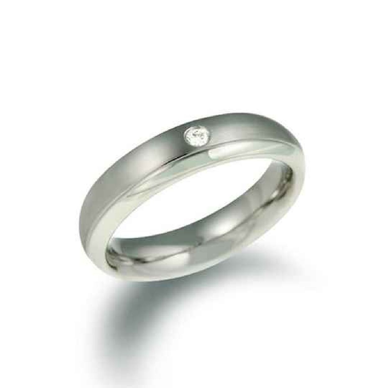 Boccia Titanium 0130-05
Deze gematteerde titanium ring van Boccia Titanium heeft een glanzend accent. De ring is 5mm breed. In de ring zit een met de hand gezette diamant die voor een subtiele schittering zorgt.

HET MERK
Boccia Titanium is het titanium merk van Nederland, dat zijn oorsprong in Duitsland vindt en is opgericht in het jaar 1992. Ontwikkeld door internationale ontwerpers. Alle titanium componenten van de BOCCIA TITANIUM collectie zijn gemaakt van 99,7% puur titanium; het bijzondere materiaal. Alle titanium componenten van de BOCCIA TITANIUM collectie zijn gemaakt van 99,7% puur titanium; het bijzondere materiaal. 

SPECIFICATIES
- Puur titanium
- 1 diamant 0,03 ct
- Gematteerd met glanzend accent
- 5mm breed