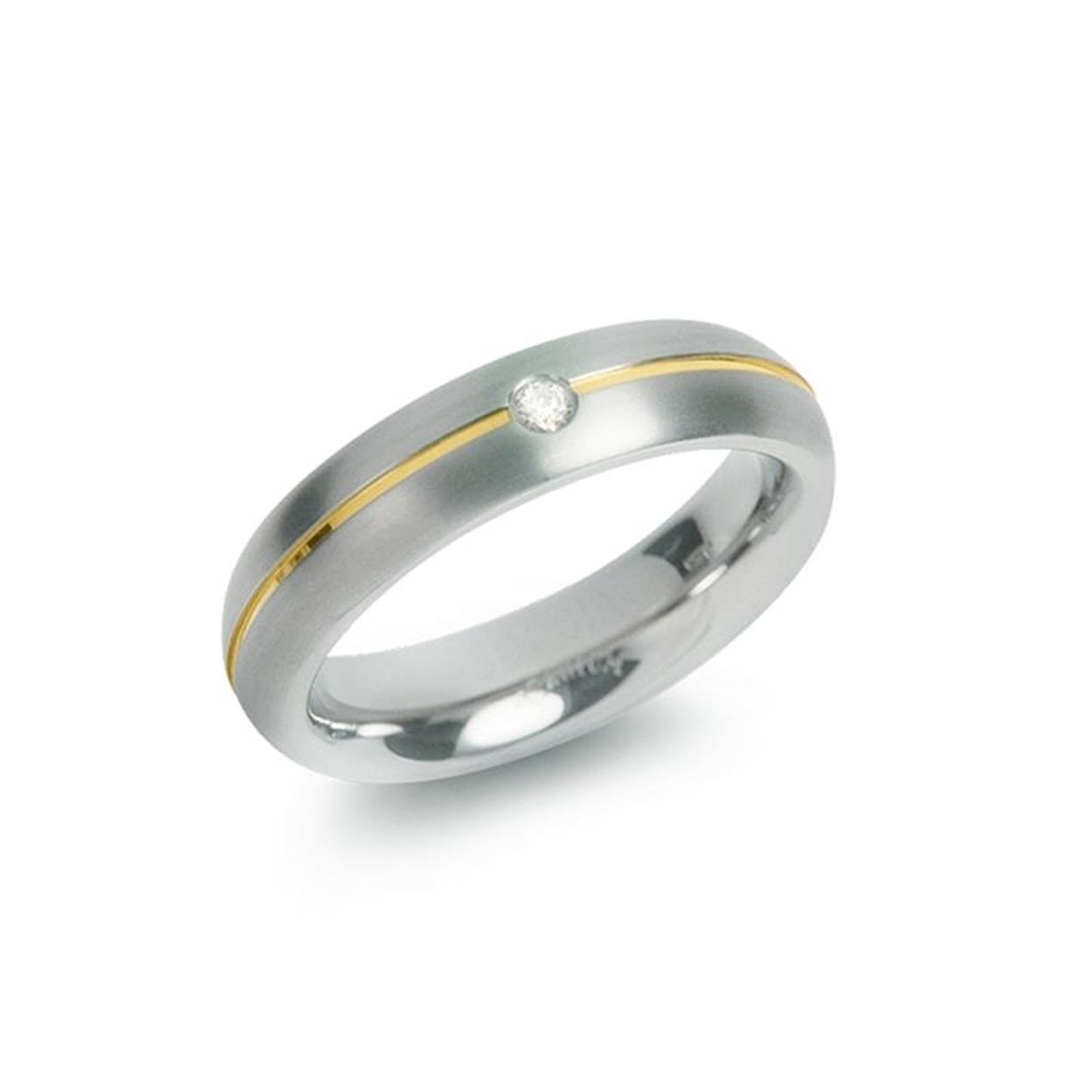 Boccia titanium ring bezet met een briljantje en in het midden loopt een vergulde lijn. De twee buitenste zijdes zijn gematteerd. Het briljantje is 0.03 crt. De ring is 5 mm breed.