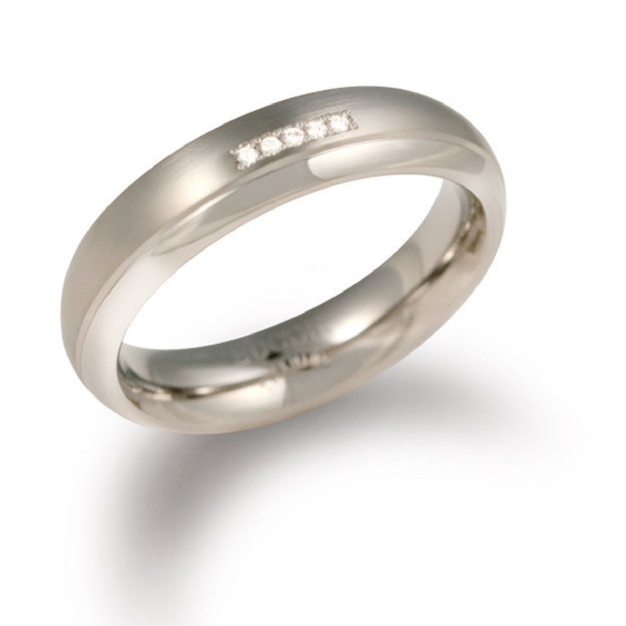 Boccia Titanium 0130-09
Deze gematteerde ring van Boccia Titanium heeft een glanzend accent en vijf met de hand gezette diamanten. De diamanten in dit sieraad zorgen voor een sprankelend effect. De ring is 5mm breed. 

HET MERK
Boccia Titanium is het titanium merk van Nederland, dat zijn oorsprong in Duitsland vindt en is opgericht in het jaar 1992. Ontwikkeld door internationale ontwerpers. Alle titanium componenten van de BOCCIA TITANIUM collectie zijn gemaakt van 99,7% puur titanium; het bijzondere materiaal. Alle titanium componenten van de BOCCIA TITANIUM collectie zijn gemaakt van 99,7% puur titanium; het bijzondere materiaal. 

SPECIFICATIES
- Puur titanium
- 5 diamanten 0.025 ct
- Gematteerd met een glanzend accent
- Bolle binnenkant
- 5mm breed