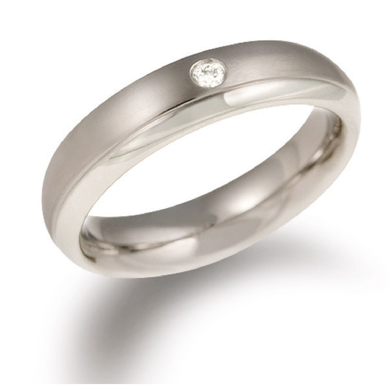 Boccia Titanium 0130-11
Deze gematteerde ring van Boccia Titanium heeft een glanzen accent en een diamant. De met de hand gezette diamant in dit sieraad zorgt voor een sprankelend effect. De ring is 5mm breed. 

HET MERK
Boccia Titanium is het titanium merk van Nederland, dat zijn oorsprong in Duitsland vindt en is opgericht in het jaar 1992. Ontwikkeld door internationale ontwerpers. Alle titanium componenten van de BOCCIA TITANIUM collectie zijn gemaakt van 99,7% puur titanium; het bijzondere materiaal. Alle titanium componenten van de BOCCIA TITANIUM collectie zijn gemaakt van 99,7% puur titanium; het bijzondere materiaal. 

SPECIFICATIES
- Puur titanium
- 1 diamant 0.03 ct
- Gematteerd met een glanzend accent
- Bolle binnenkant
- 5mm breed