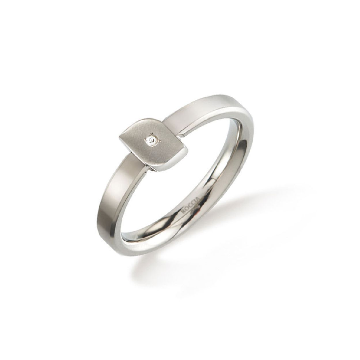 Boccia Titanium 0140-02
Een strak vormgegeven ring van Boccia titanium die niet helemaal rond doorloopt. De afgeronde uiteinden geven de ring een elegante uitstraling. De ring is gematteerd en 4,3mm breed en heeft drie met de hand gezette diamanten die de ring  helemaal afmaken.

HET MERK
Boccia Titanium is het titanium merk van Nederland, dat zijn oorsprong in Duitsland vindt en is opgericht in het jaar 1992. Ontwikkeld door internationale ontwerpers. Alle titanium componenten van de BOCCIA TITANIUM collectie zijn gemaakt van 99,7% puur titanium; het bijzondere materiaal. Alle titanium componenten van de BOCCIA TITANIUM collectie zijn gemaakt van 99,7% puur titanium; het bijzondere materiaal. 

SPECIFICATIES
- Puur titanium
- 3 diamanten 0.015 ct
- Gematteerd
- 4,3mm breed