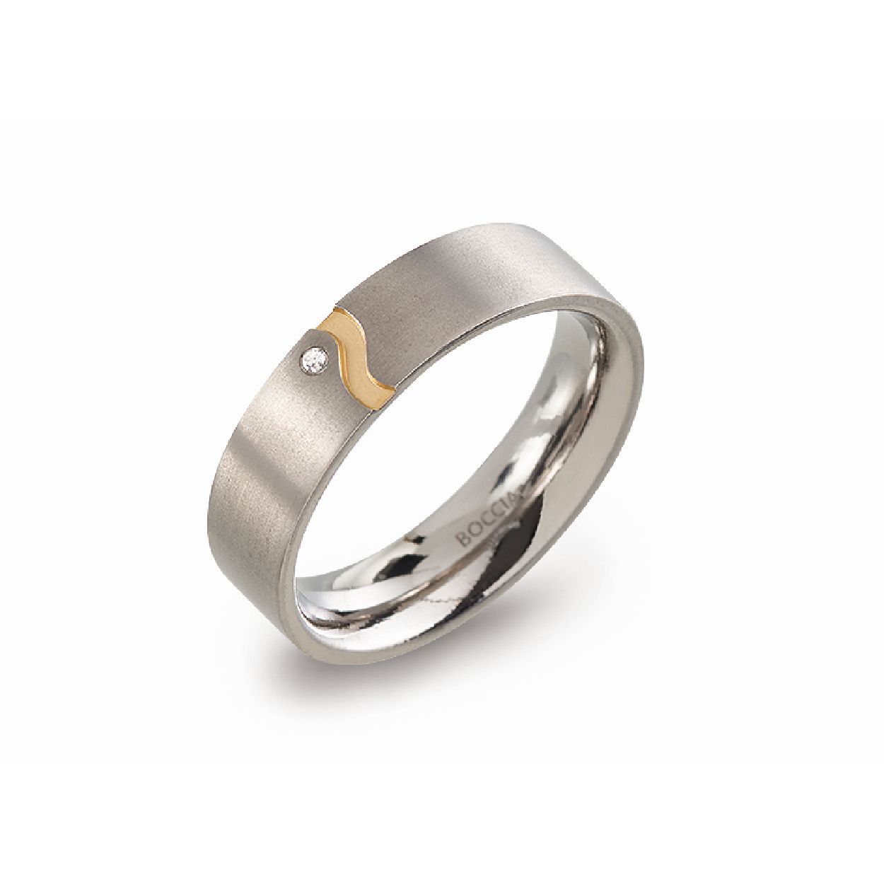 Boccia Titanium 0147-04
Deze gematteerde ring van Boccia Titanium heeft een goudkleurig accent. De met de hand gezette diamant in dit sieraad zorgt voor een sprankelend effect. De ring is 5,5mm breed. 

