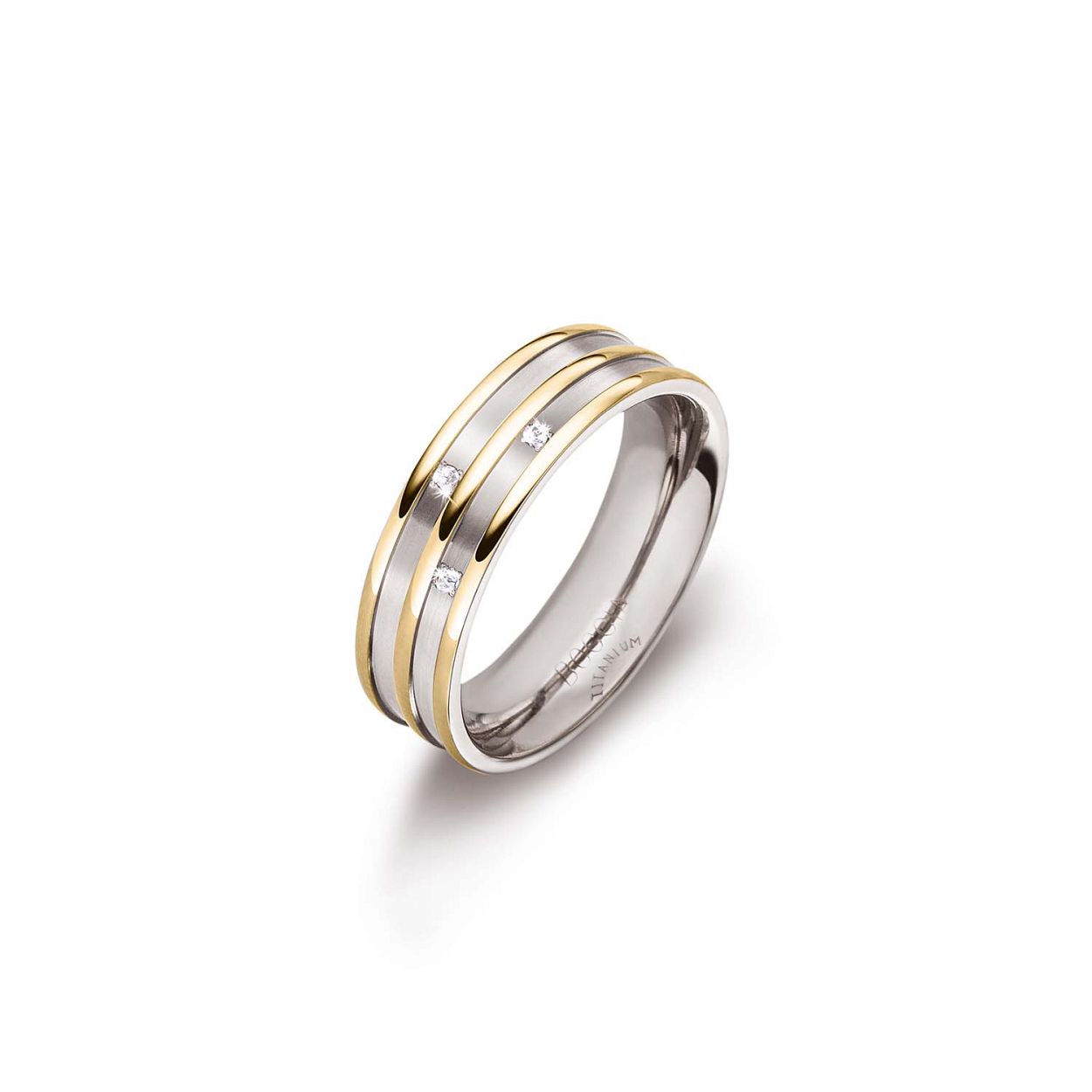 Boccia Titanium 0151-02
Deze prachtige dames Boccia Titanium ring is zowel goudkleurig als zilverkleurig en volledig vervaardigd uit titanium. De ring is 6mm breed en heeft matte accenten. De stralende briljant geslepen diamanten maken de ring helemaal af. Door de bolle binnenkant hebben de ringen van Boccia een hoog draagcomfort. Combineer de ring met andere sieraden van Boccia Titanium en creëer een eigen look.

HET MERK
Boccia Titanium is het titanium merk van Nederland, dat zijn oorsprong in Duitsland vindt en is opgericht in het jaar 1992. Ontwikkeld door internationale ontwerpers. Alle titanium componenten van de BOCCIA TITANIUM collectie zijn gemaakt van 99,7% puur titanium; het bijzondere materiaal. Het is licht in gewicht, neemt de temperatuur van de huid aan en is zeer huidvriendelijk. Bovendien is het corrosie- en temperatuurbestendig.

SPECIFICATIES
- Ring
- Puur titanium
- 3 diamanten 0.015 ct
- Matte accenten
- Bolle binnenkant
