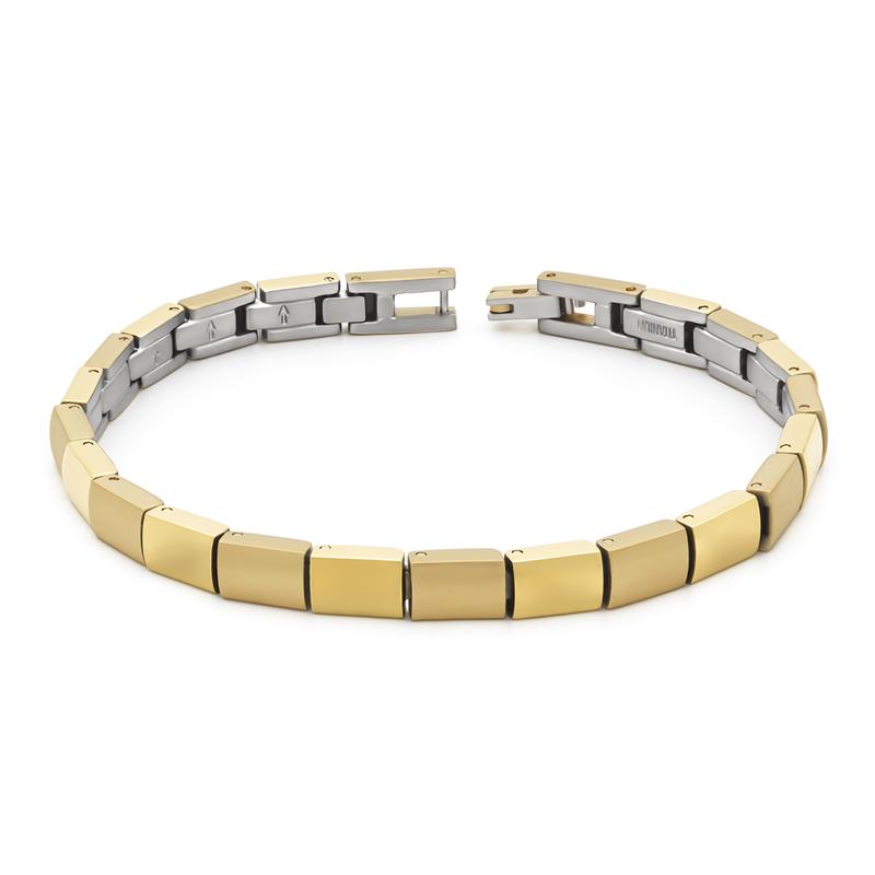Een elegant design van Boccia Titanium! De 0313-10 is een goudkleurige gematteerde armband met glanzende accenten. Daarnaast is de armband 20cm lang en beschikt over een klapsluiting. Je zal lang plezier hebben van dit stijlvolle accessoire.