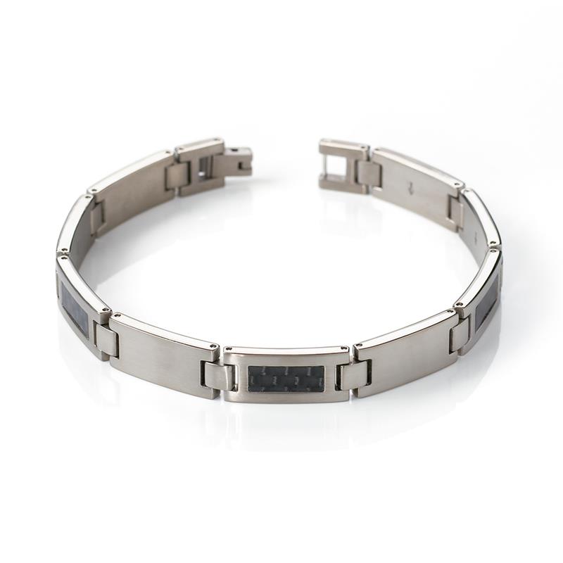 Een stoer design van Boccia Titanium, de 0333-01, beschikt over om en om schakels met carbon. Daarnaast heeft dit stijlvolle accessoire een lengte van 20cm en beschikt over een klapsluiting.