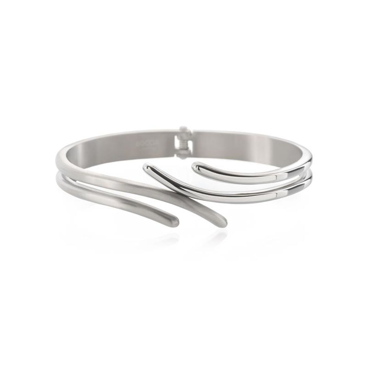 Deze gematteerde damesarmband van Boccia Titanium heeft glanzende accenten. De armband is 63 x 48mm