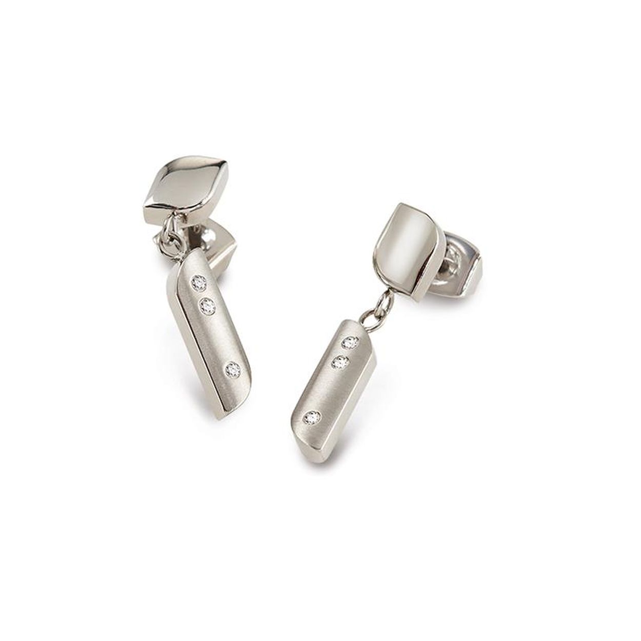 titanium oorhangers voorzien van echte diamanten. De oorhangers zijn voorzien van stift en oorkrullen. 6 x 0.03 Ct