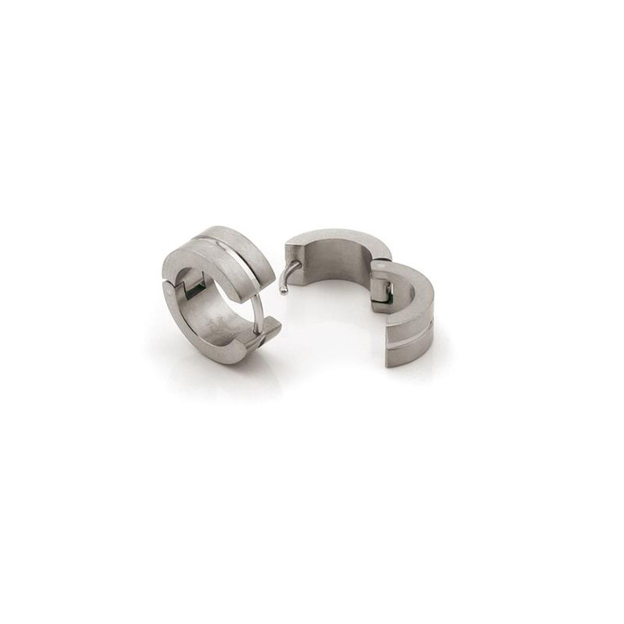 Boccia titanium oorringen. mat met dun glanzend streepje