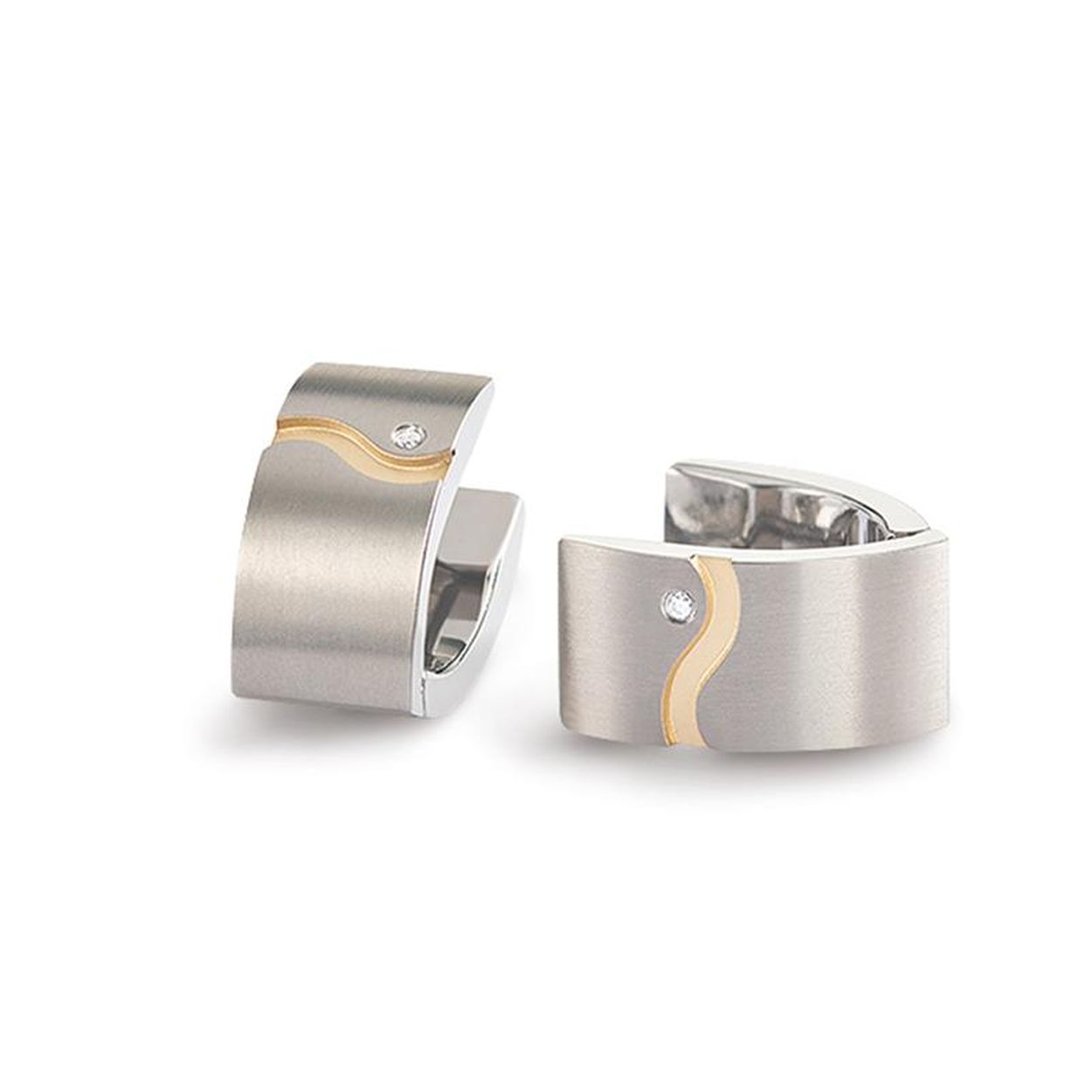 Boccia Titanium 05031-04
Deze gematteerde oorsieraden van Boccia Titanium hebben een goudkleurig accent en diamant. De met de hand gezette diamanten in dit sieraad zorgen voor een sprankelend effect. De oorsieraden hebben een afmeting van 15 x 7,5mm.
