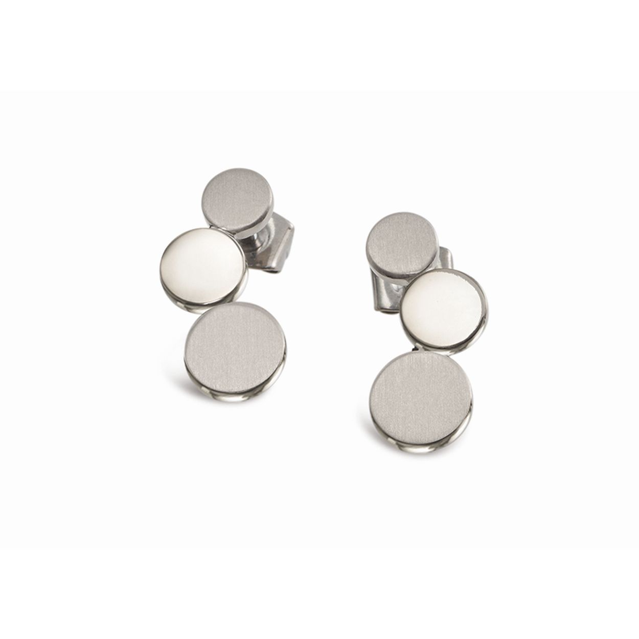 Boccia Titanium 05040-01
Deze glanzende oorsieraden van Boccia Titanium uit de Figura collectie hebben een gematteerd accent. De oorsieraden hebben een afmeting van 7 x 17 mm.

HET MERK
Boccia Titanium: de specialist in het edelmetaal titanium � sieraden en horloges van puur (99,7%) titanium.
Titanium heeft een hoog draagcomfort: het is licht in gewicht, huidvriendelijk en neemt de temperatuur van de huid snel aan.
Boccia Titanium gebruikt uitsluitend echt diamant. Alle diamanten zijn hand gezet.
De sieraden zijn goed met elkaar te combineren. Hierdoor kun je gemakkelijk sets samenstellen bestaande uit colliers, oorbellen, armbanden en zelfs ringen. Of je nu sportief of chique gekleed gaat, het past bij elke outfit en iedere gelegenheid.

SPECIFICATIES
- Puur titanium
- Glanzend met gematteerd accent
- 7 x 17 mm