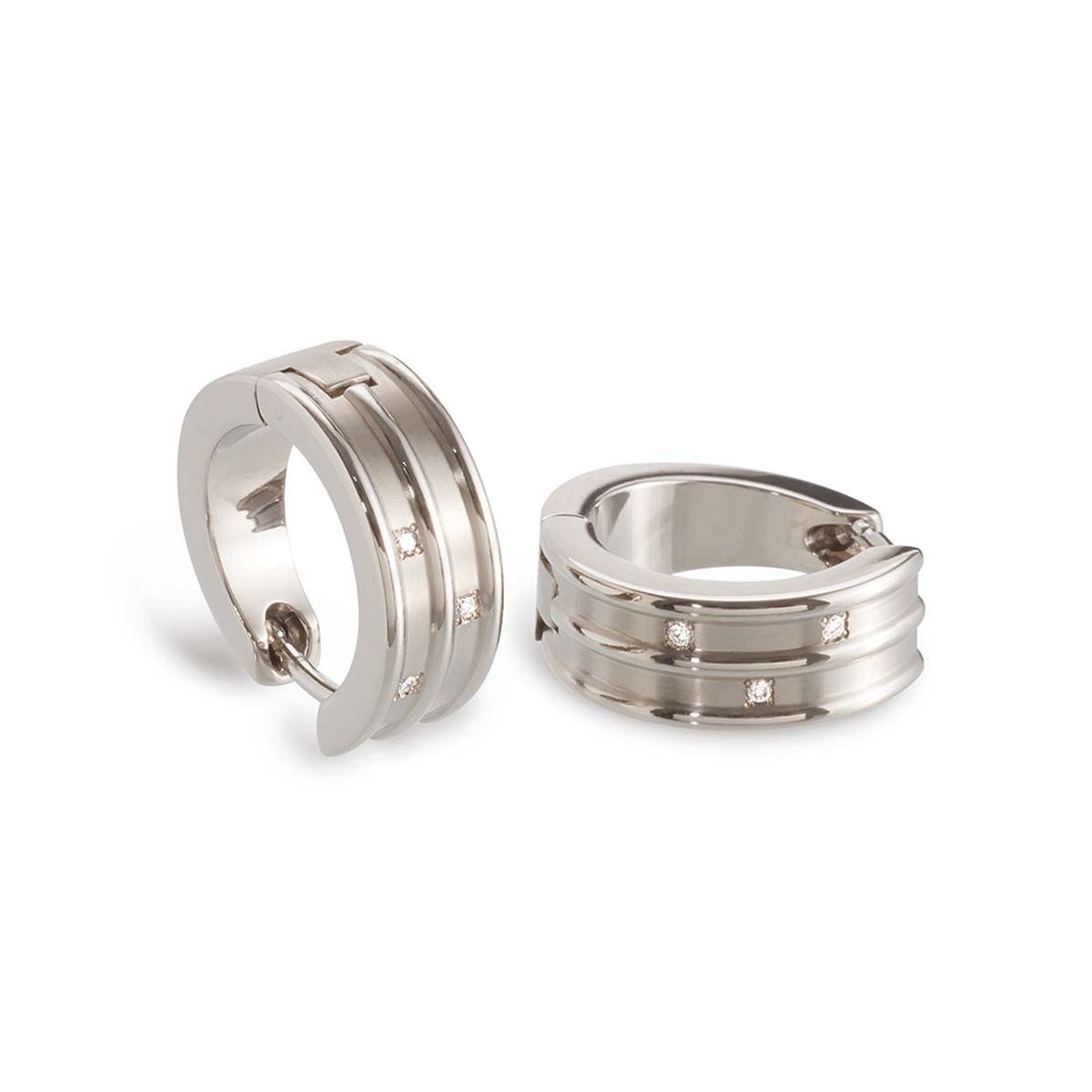 Boccia Titanium 05047.02
Straal met deze prachtige zilverkleurige oorringen van Boccia Titanium! De oorringen zijn gemaakt van titanium. Dit is een huidvriendelijk materiaal. De stralende briljant geslepen diamanten en de matte details maken deze oorringen helemaal af. Combineer de oorringen met de andere sieraden van Boccia Titanium voor een complete look. 

HET MERK
Boccia Titanium is h�t titanium merk van Nederland. dat zijn oorsprong in Duitsland vindt en is opgericht in het jaar 1992. Ontwikkeld door internationale ontwerpers. Alle titanium componenten van de BOCCIA TITANIUM collectie zijn gemaakt van 99.7% puur titanium; het bijzondere materiaal. Alle titanium componenten van de BOCCIA TITANIUM collectie zijn gemaakt van 99.7% puur titanium; het bijzondere materiaal. 

SPECIFICATIES
- Oorringen 
- Puur titanium
- 6 diamanten 0.03 ct
- Matte accenten
- 6mm