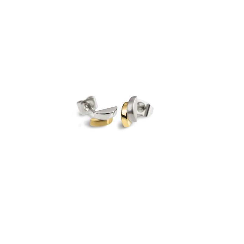 Deze 0552-03 Boccia Titanium oorknoppen zijn bicolor en gematteerd met een glanzend en goudkleurig accent. De 0552-03 hebben een afmeting van 9,3 x 4,5mm. Ook is titanium een hard en duurzaam materiaal. Daardoor komen er zelden diepe krassen in. Bovendien kunnen lichte krassen gemakkelijk verwijderd worden met een droge zachte schuurspons. Kortom, een mooi oorsieraad die bij elke outfit past en waar je lang plezier van zult hebben!
