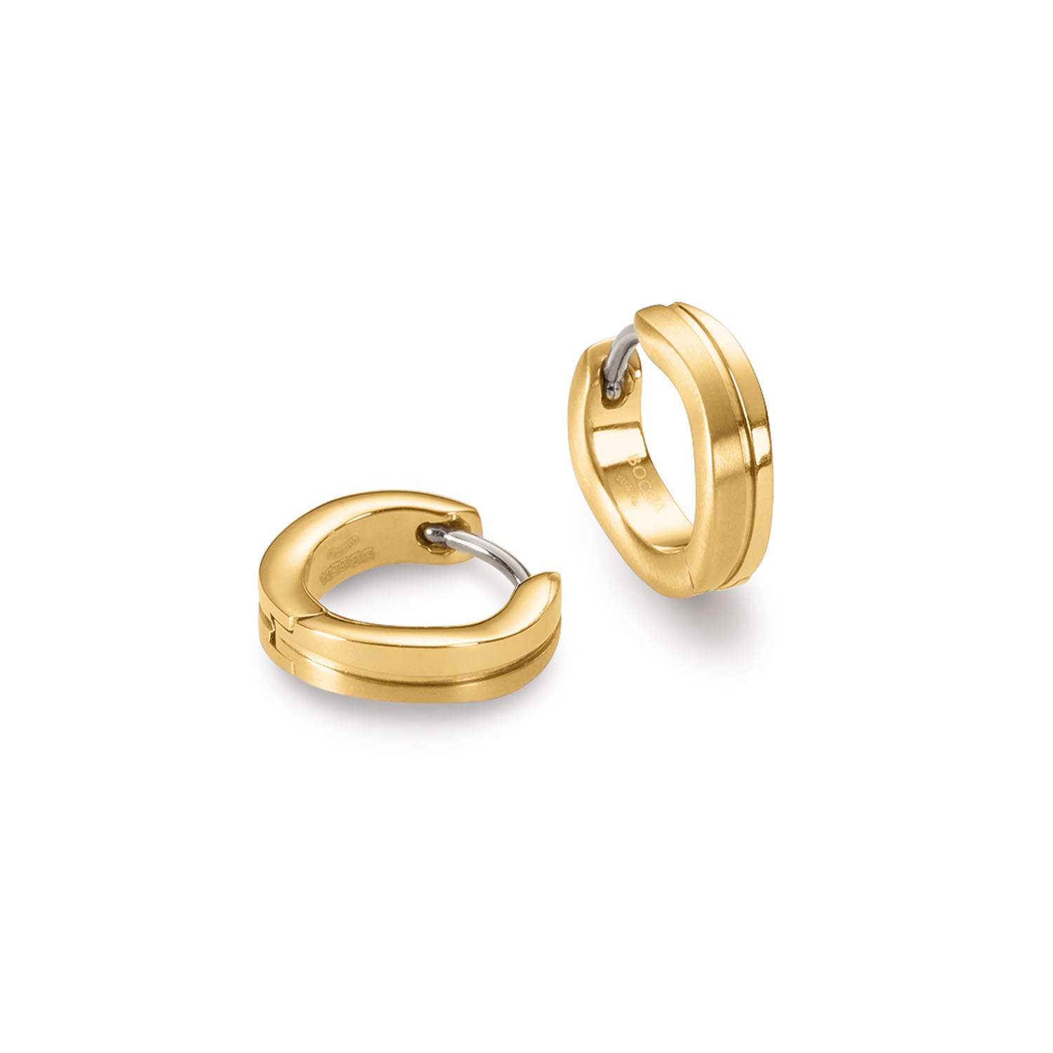 Boccia Titanium 0563-06 Oorringen
Deze unieke titanium oorringen van Boccia Titanium zijn een mooie toevoeging aan je sieradencollectie! Wat de goudkleurige oorbellen uniek maakt, is dat ze mooi om het oor vallen en mat en glanzend zijn. De doorsnee is 13mm en zijn 3mm breed. Dit geeft een sierlijk effect. Combineer de oorbellen met andere sieraden van Boccia voor een complete look. 

HET MERK
Boccia Titanium is het titanium merk van Nederland, dat zijn oorsprong in Duitsland vindt en is opgericht in het jaar 1992. Ontwikkeld door internationale ontwerpers. Alle titanium componenten van de BOCCIA TITANIUM collectie zijn gemaakt van 99,7% puur titanium; het bijzondere materiaal. Het is licht in gewicht, neemt de temperatuur van de huid aan en is zeer huidvriendelijk. Bovendien is het corrosie- en temperatuurbestendig.

SPECIFICATIES
- Oorringen
- Puur titanium
- Mat glanzend