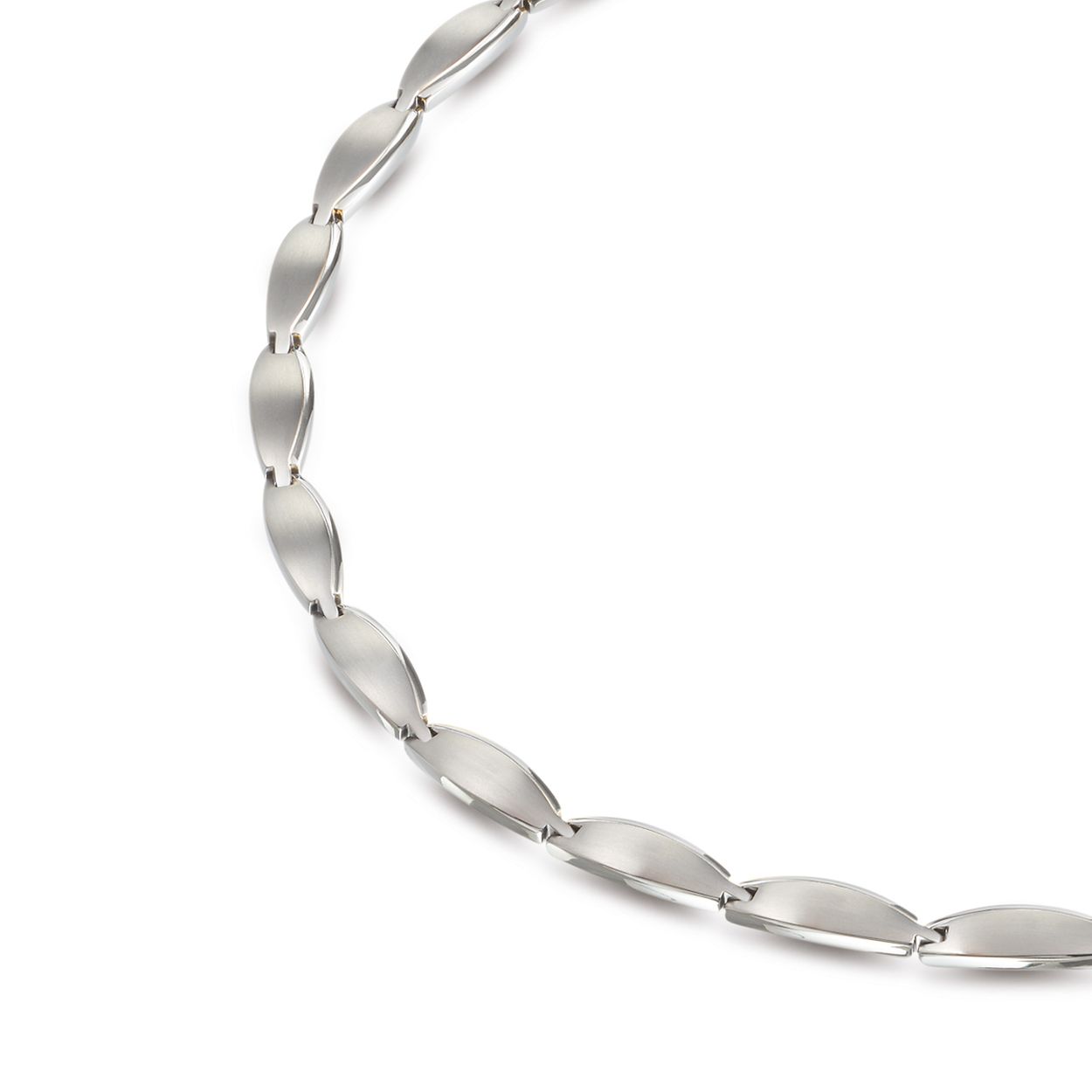 Boccia Titanium 08034-01
Dit gematteerde damescollier van Boccia Titanium heeft glanzende accenten. Het collier is 45 cm lang. 

HET MERK
Boccia Titanium: de specialist in het edelmetaal titanium � sieraden en horloges van puur (99,7%) titanium.
Titanium heeft een hoog draagcomfort: het is licht in gewicht, huidvriendelijk en neemt de temperatuur van de huid snel aan.
De sieraden zijn goed met elkaar te combineren. Hierdoor kun je gemakkelijk sets samenstellen bestaande uit colliers, oorbellen, armbanden en zelfs ringen. Of je nu sportief of chique gekleed gaat, het past bij elke outfit en iedere gelegenheid.

SPECIFICATIES
- Puur titanium
- Klapslot
- Gematteerd met glanzende accenten
- 45 cm

- 450mm