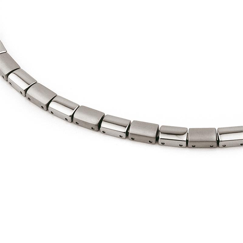 Dit is een collier van het merk Boccia Titanium