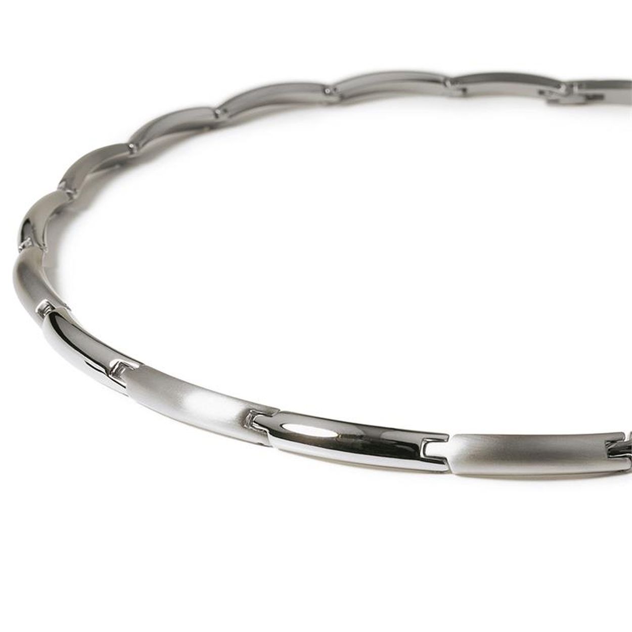 Deze zilverkleurige gematteerde damesketting met glanzende accenten van Boccia Titanium heeft een modern design. Strak en minimalistisch, de 0817-02 maakt iedere outfit af! Daarnaast heeft de ketting een lengte van 45cm en een klapsluiting.
Bovendien ga je lang plezier hebben van deze stijlvolle ketting. Titanium is een hard en duurzaam materiaal.