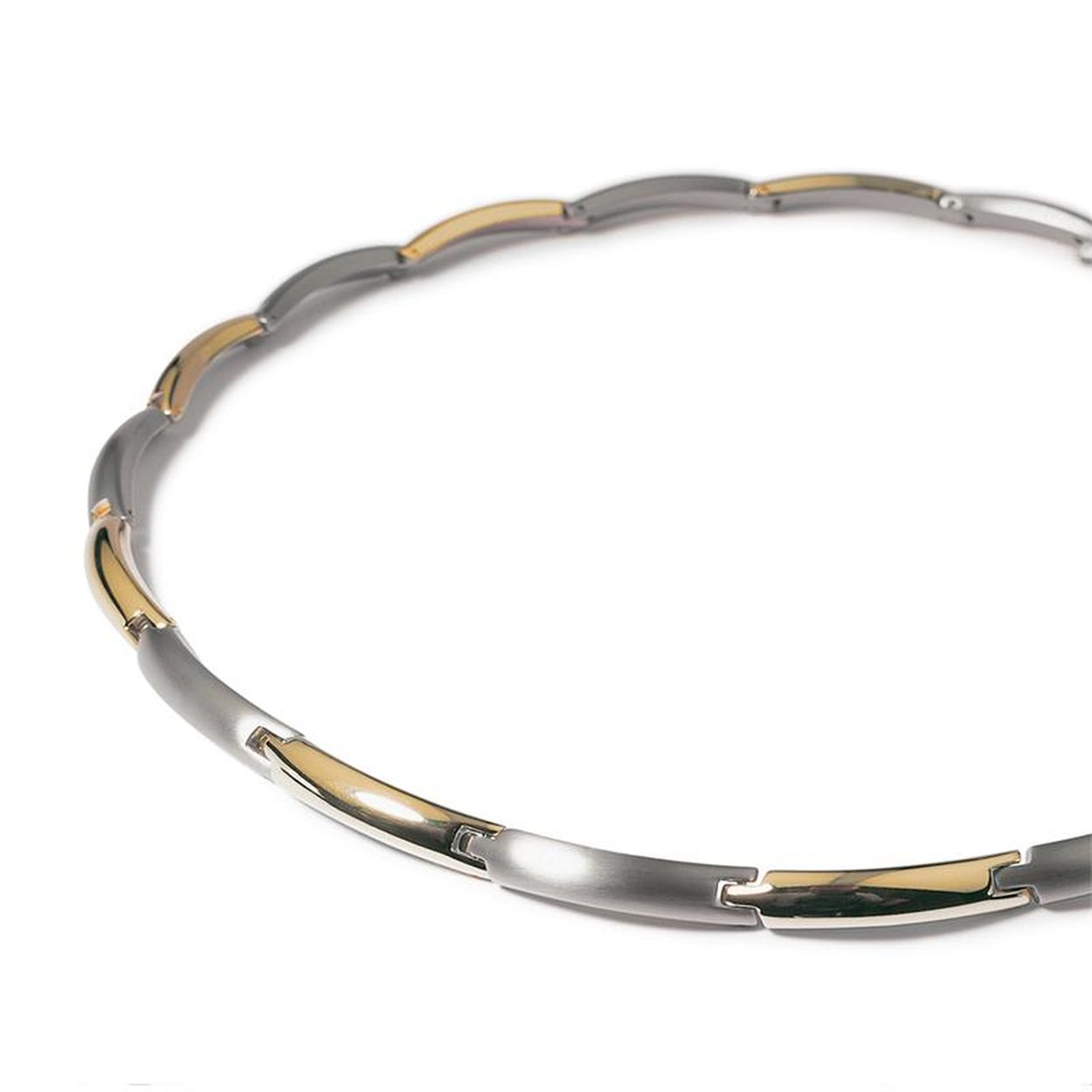 Dit is een collier van het merk Boccia Titanium