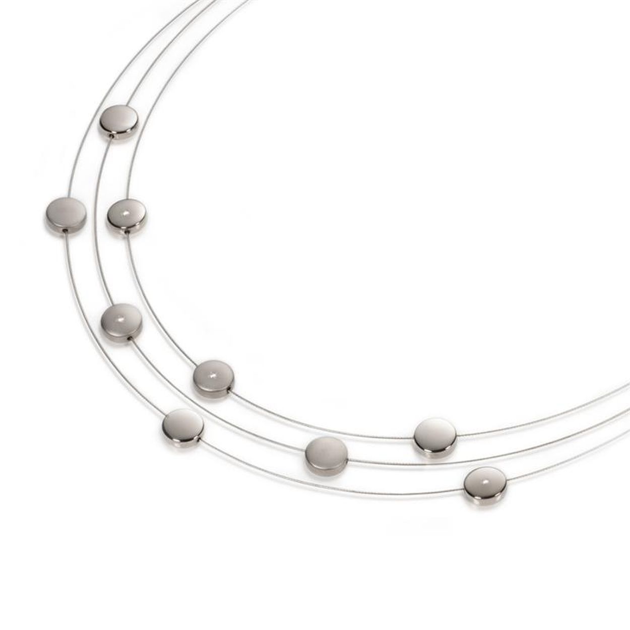 collier met draadjes en rondjes ertussen inelkaar verweven