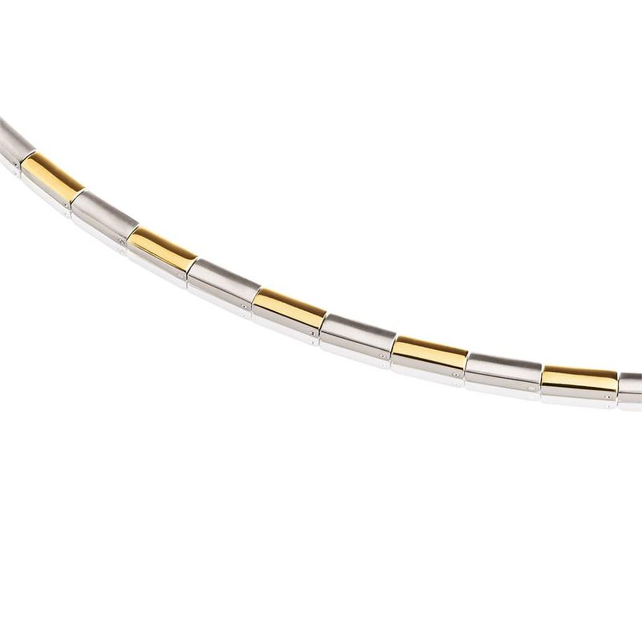 Een elegant design van Boccia Titanium! De 0866-02 is een zilverkleurige gematteerde damescollier met goudkleurige glanzende accenten. Daarnaast is deze collier 45cm lang en beschikt over een klapsluiting. Je zal lang plezier hebben van dit stijlvolle accessoire. Titanium is een hard en duurzaam materiaal, daarom komen er zelden diepe krassen in. Bovendien kunnen lichte krassen met een droge zachte schuurspons of met een pennengum meestal gemakkelijk worden verwijderd van het gematteerde oppervlak.