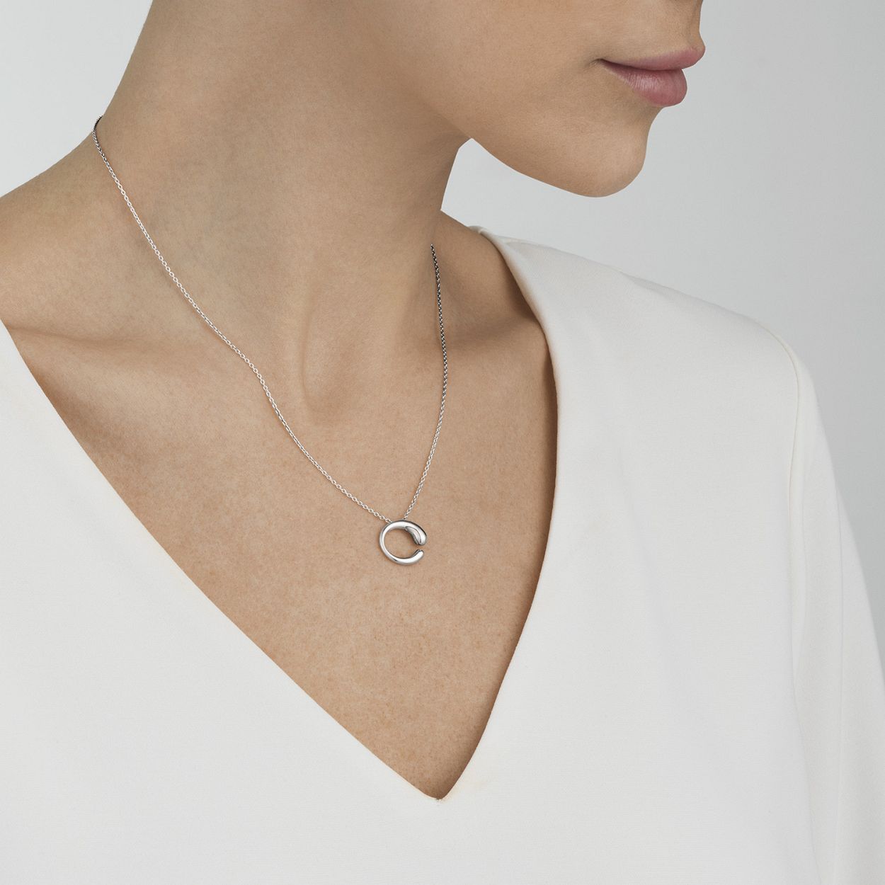 A light and stylish pendant that will add a contemporary and cool element to your appearance.