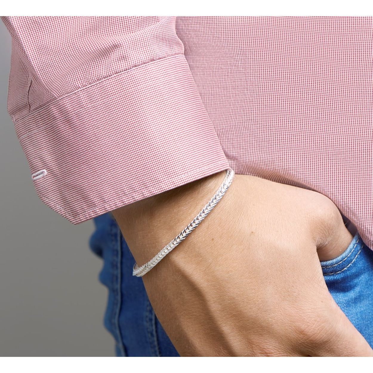 Zilveren armband met een vossestaart schakel. De armband heeft een schakelbreedte van 4mm en een draaglengte van 22cm. Uitgevoerd met een karabijn sluiting.