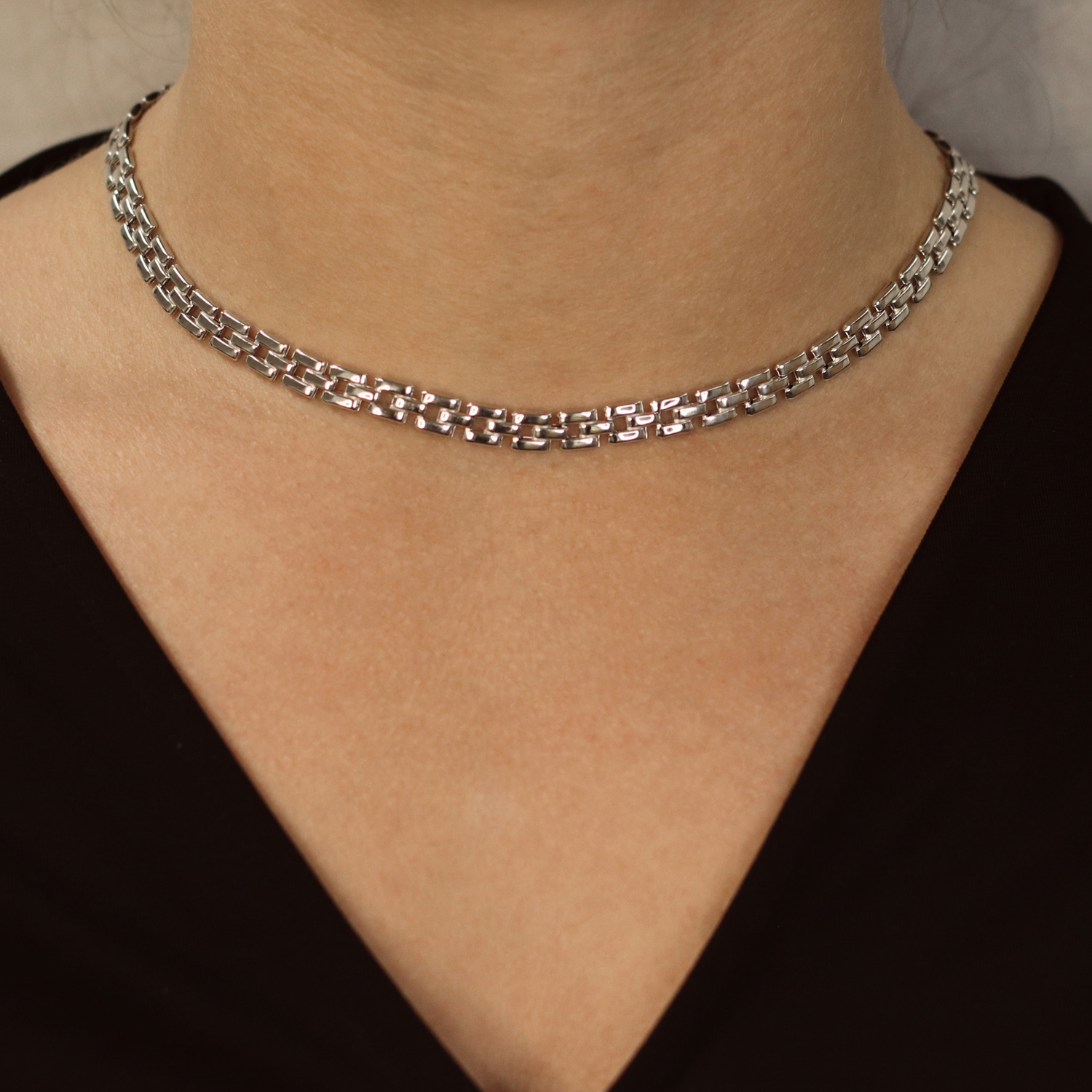 Dit collier van Glow is prachtig in combinatie met de bijpassende armband! Het collier is gemaakt van 925 sterling zilver en de schakels hebben een breedte van 6,9mm. 

GLOW
Benadruk jouw stijl met de verfijnde sieraden van GLOW en laat je inspireren door de uitgebreide collectie 14 karaats gouden sieraden van de hoogste Europese kwaliteit. Ontworpen om elke dag te dragen. Naast tijdloze ontwerpen bestaat de collectie ook uit hippe sieraden; zoals minimalistische gouden kettingen en afische oorknopjes. Wil je een beetje extra stralen? Kies dan voor flonkerende zirkonia of ga voor luxe met onze geraffineerde diamanten sieraden.
  
  Specificaties
  - 102.1331.43
  - Collier
  - 925 sterling zilver
  - Lengte: 43cm