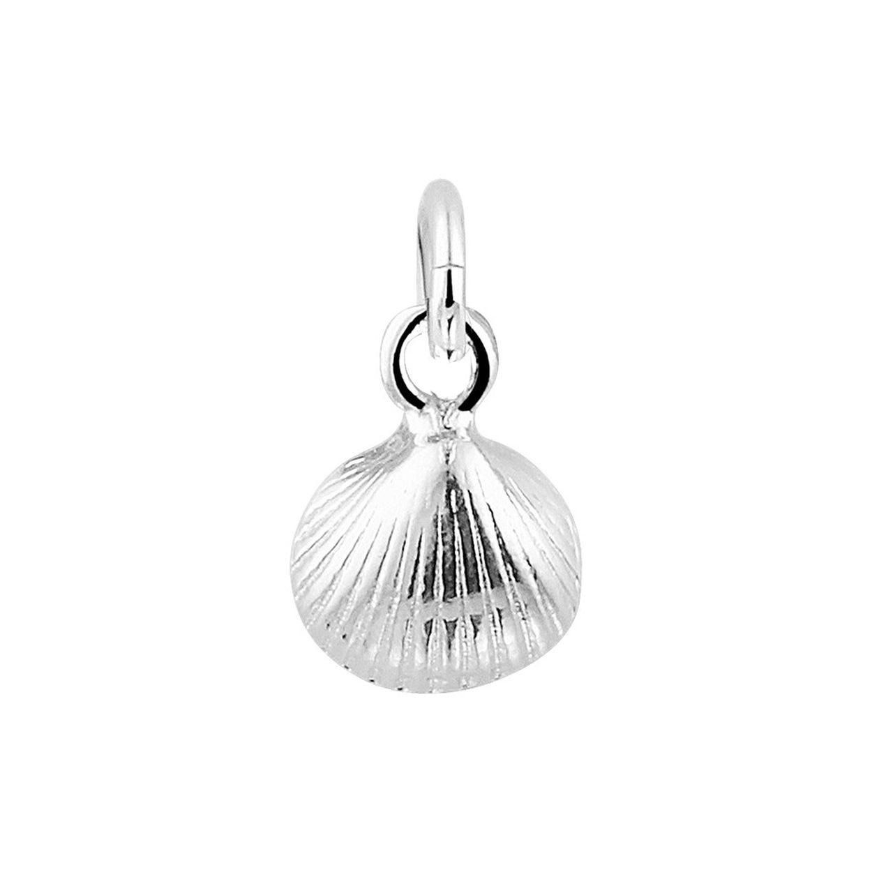 925 Zilveren hanger uitgevoerd in de vorm van een schelp. De hanger heeft een totale hoogte van 1.6cm en een breedte van 8mm.