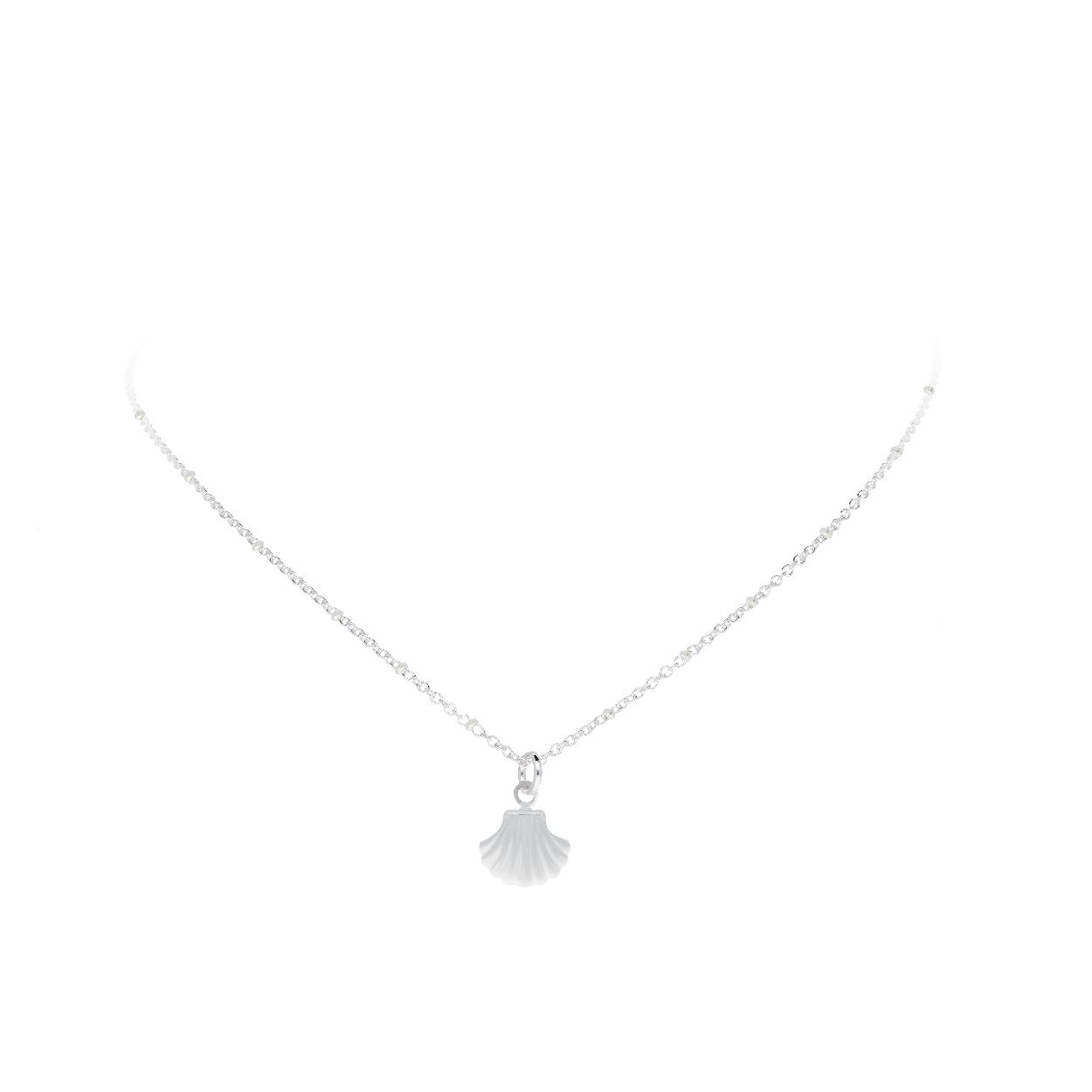 Deze collier is van het merk Lilly. Het is een meisjessieraad gemaakt van zilver. De collier is zilver van kleur.
De verdere specificaties van de collier zijn als volgt:
Soort bewerking: gerhodineerd
Lengte: 39
Steensoort: Geen edelsteen
Steenkleur: Geen steen