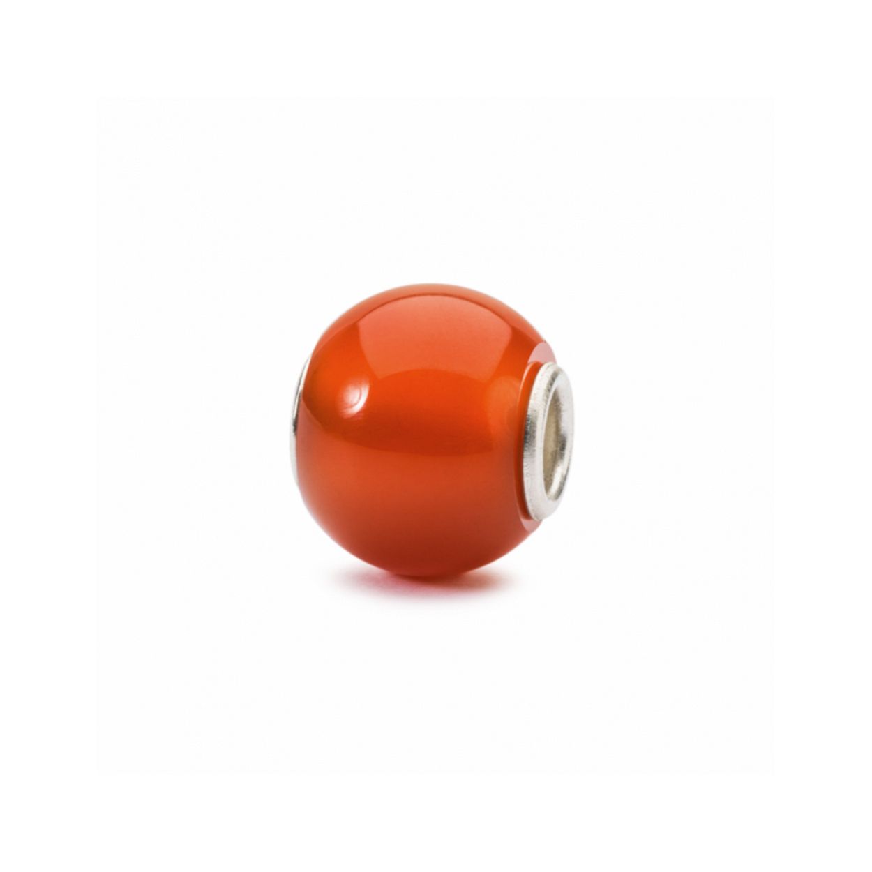 Dit is een kraal van Trollbeads met de naam: Rode onyx, rond. Deze is gemaakt van edelsteen. Rode onyx is een tegengif voor melancholie. De edelsteen geeft kracht en biedt steun in moeilijke of verwarrende tijden.