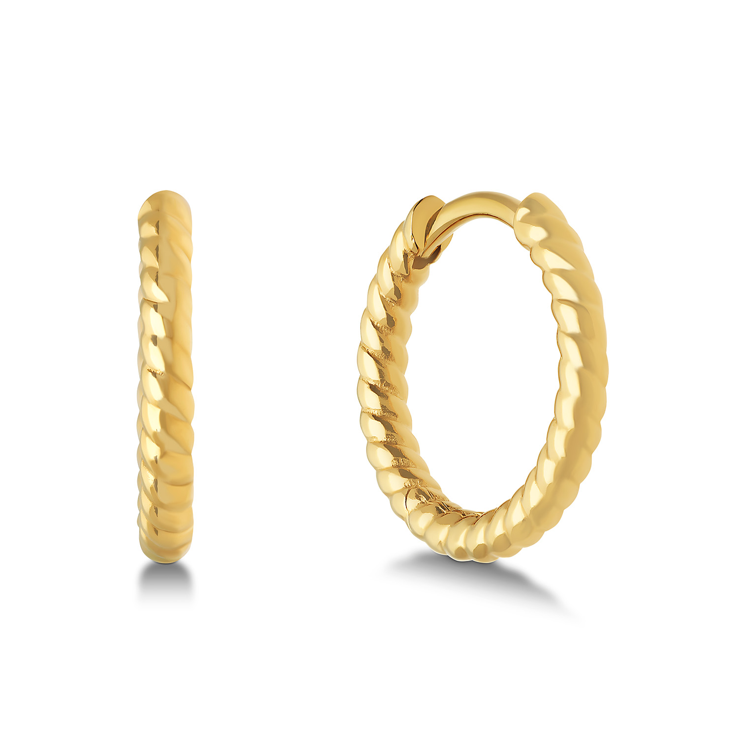 Zilver vergulde oorringen met een gedraaide afwerking. De oorringen zijn voorzien van een scharniersluiting
