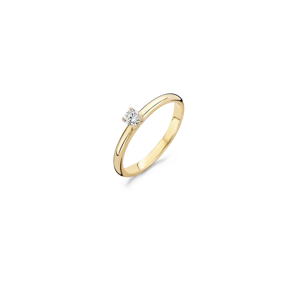 Een sprankelende zirkonia in chatonzetting siert deze tijdloze ring van 14k geelgoud. De band is 2 mm breed en de zirkonia heeft een doorsnede van 3,5 mm. Prachtig te combineren met andere geelgouden ringen uit onze collectie.