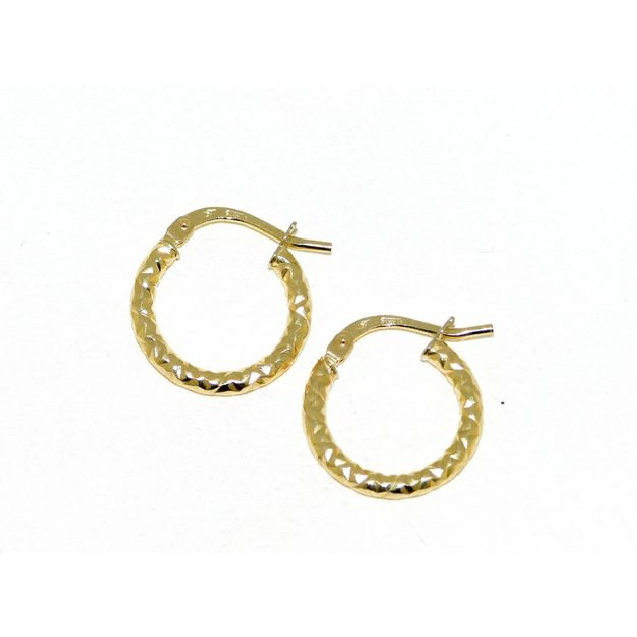 De Oorbelcreolen  zijn gemaakt in 18 karaat goud en wegen 0,9 gram. Deze stijlvolle creolen met een diameter van 10 mm hebben een gouden kleur en zijn ideaal voor dagelijks gebruik. Draag ze als een verfijnd accent bij zowel casual als chique outfits voor een tijdloze elegantie.