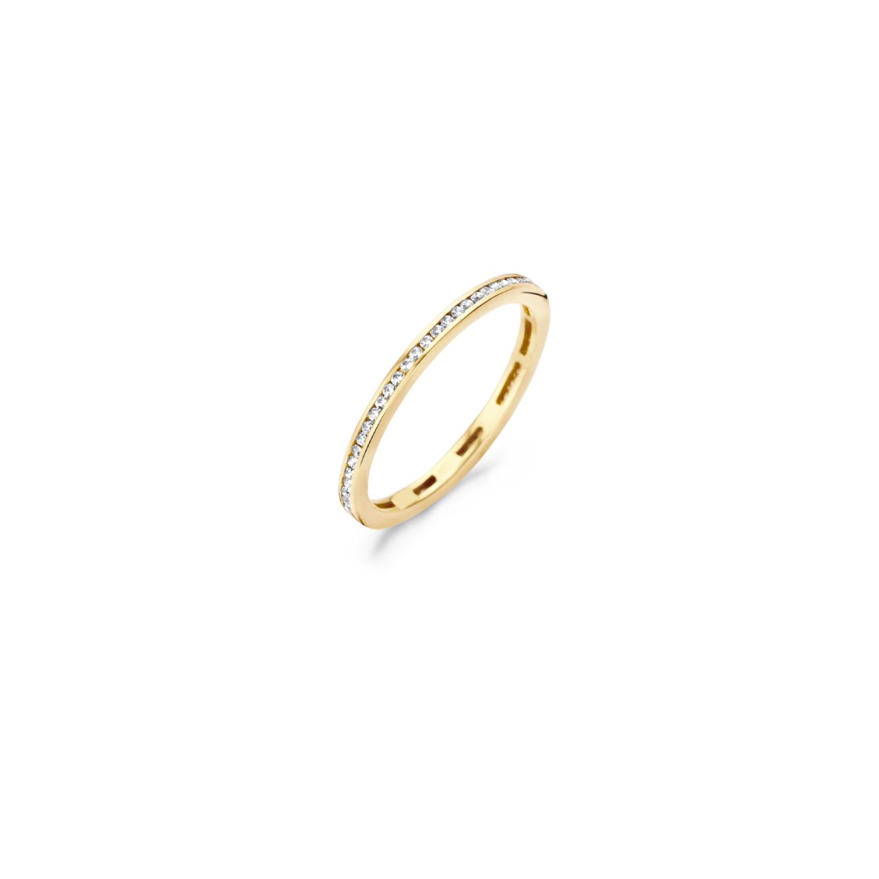 Deze sprankelende 14k geelgouden ring is rondom bezet met zirkonia’s in pavézetting. De band is 1,9 mm breed en is mooi te combineren met andere zirkonia ringen uit onze collectie.