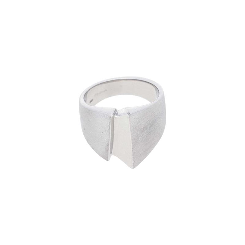 Dit is een ring van het merk GLOW. Massief zilveren ring gematteerd Mt 18.5